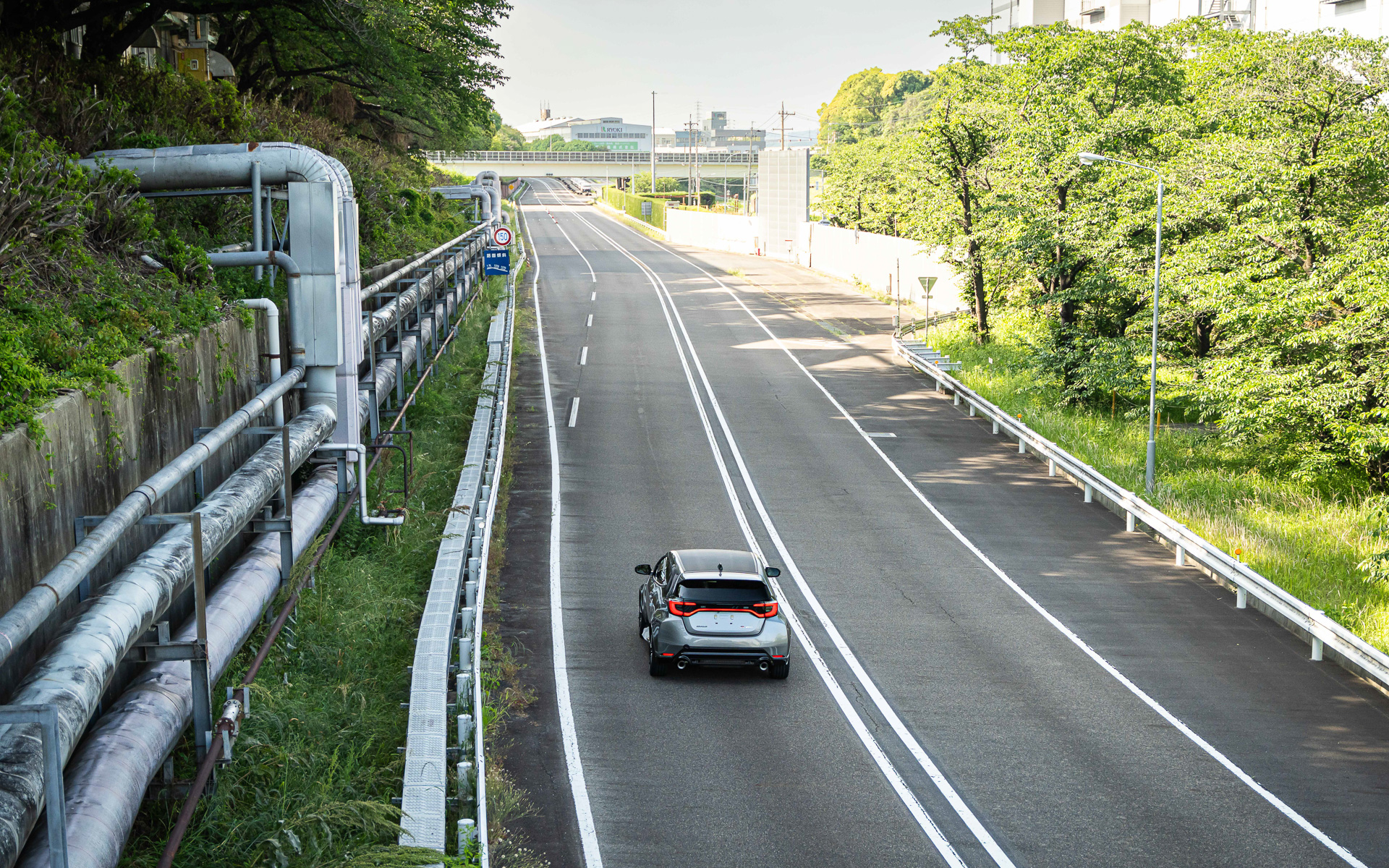 元町工場内のテストコースを走るGRヤリス