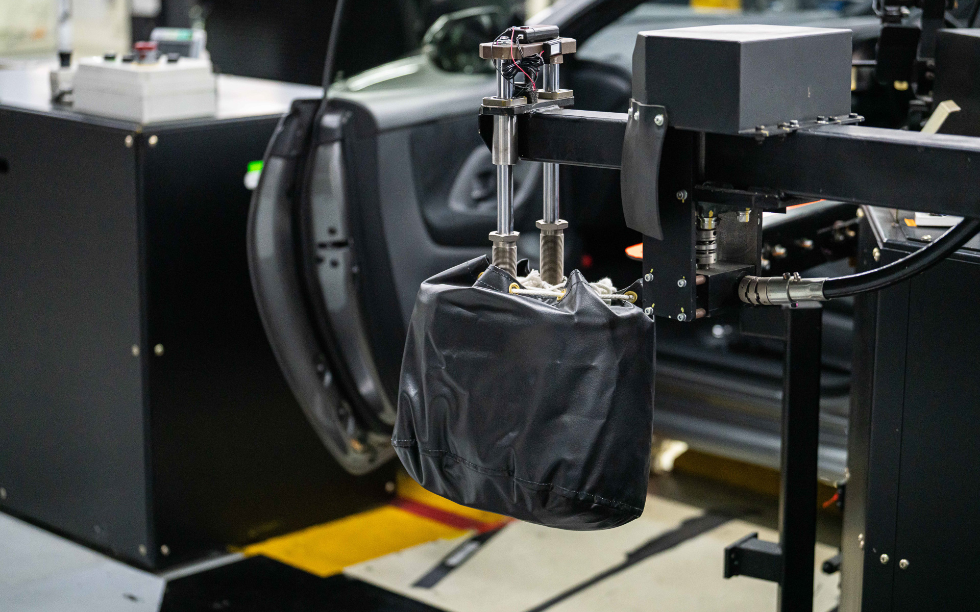 計測前には、運転席、助手席、リアに重りを設置。ラリーカーなので、2名乗車時の測定を行なう