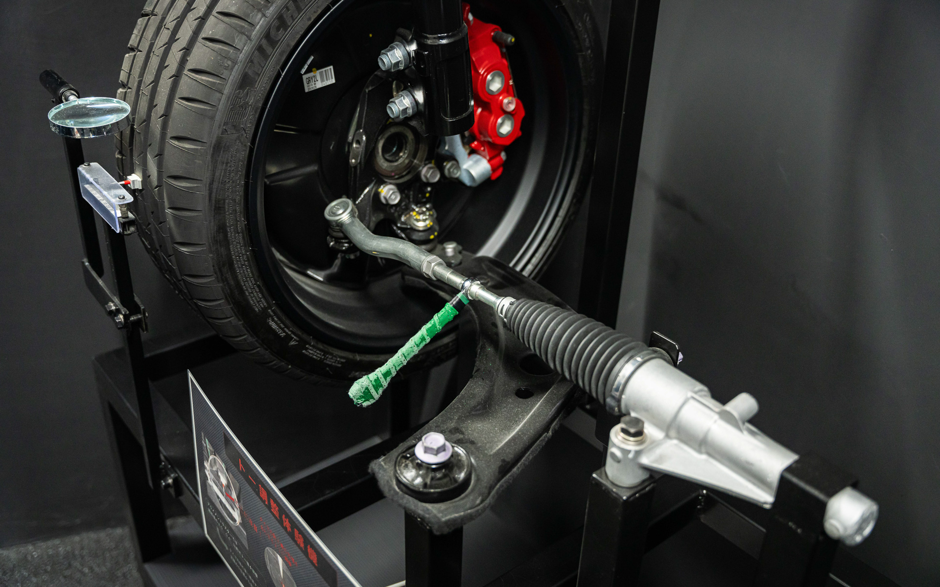 調整箇所の例。ターンバックルで調整を行なっている。実際の調整見せてもらったが、左右同時に右手と左手で行なっているのは職人芸だった