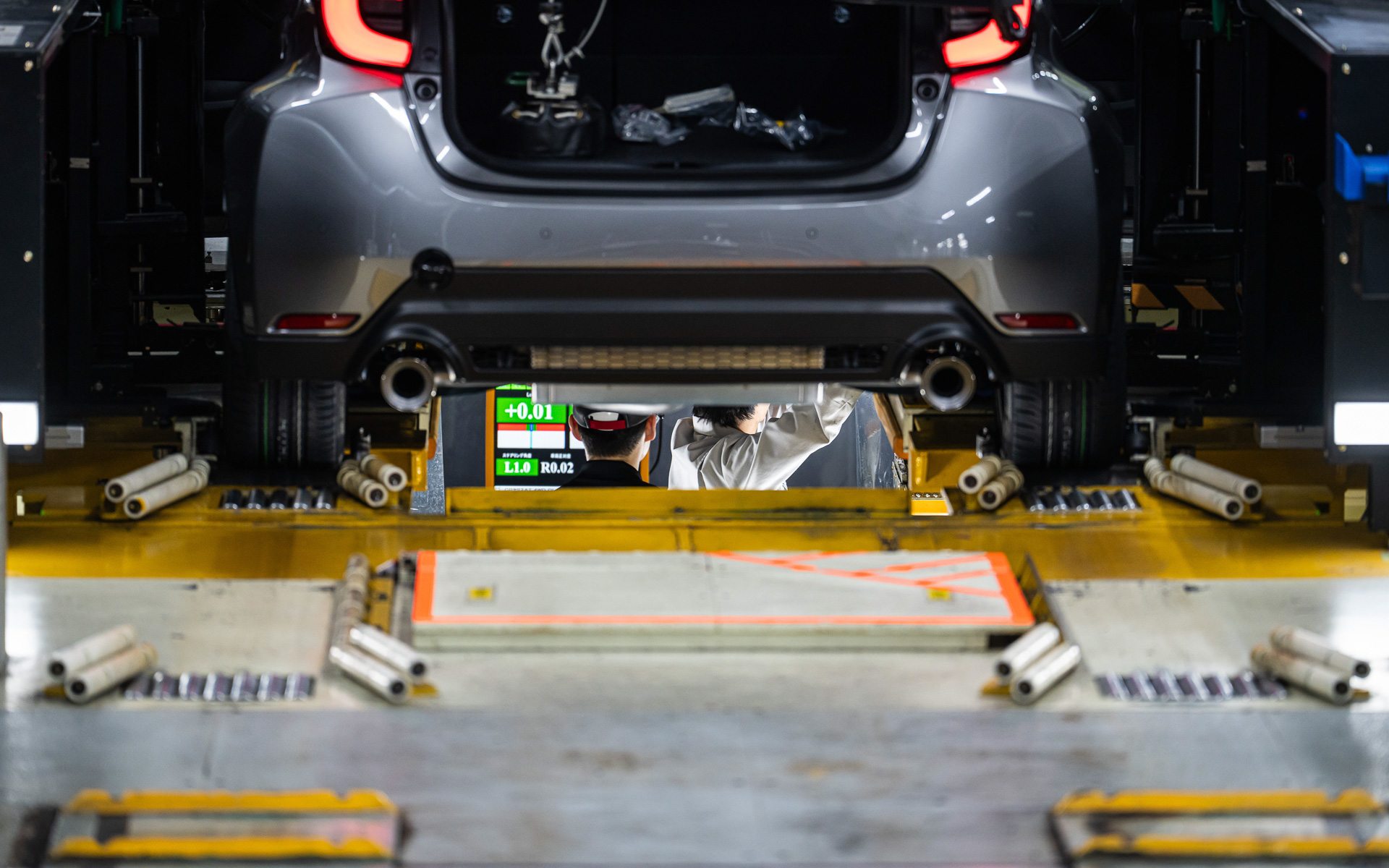 下で人が調整しているのが見える