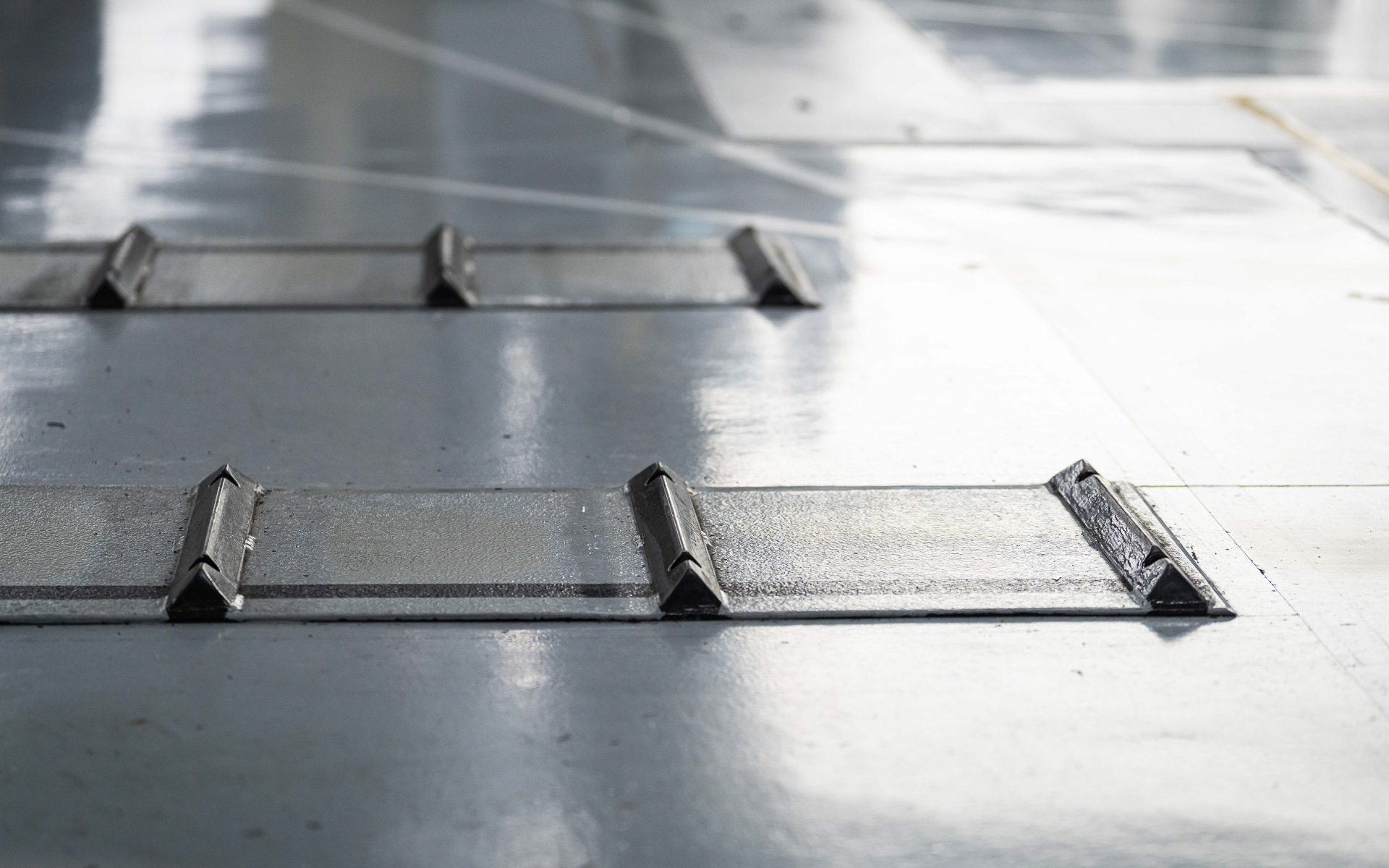 振動試験を行なうエリア。千鳥配置で斜め入力をしているのが分かる