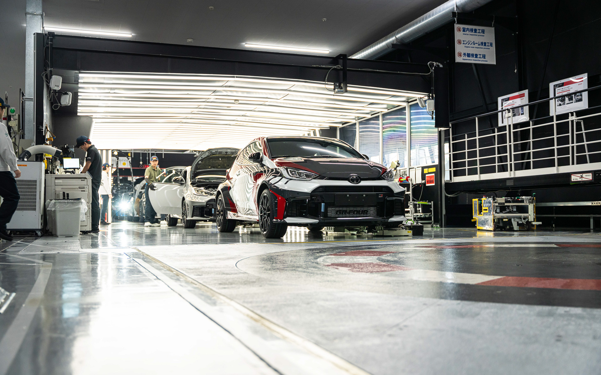 手前に見えるのがターンテーブル。AGVによってターンテーブルまで進み、役目の終わったAGVは、右のようにラインを戻っていく