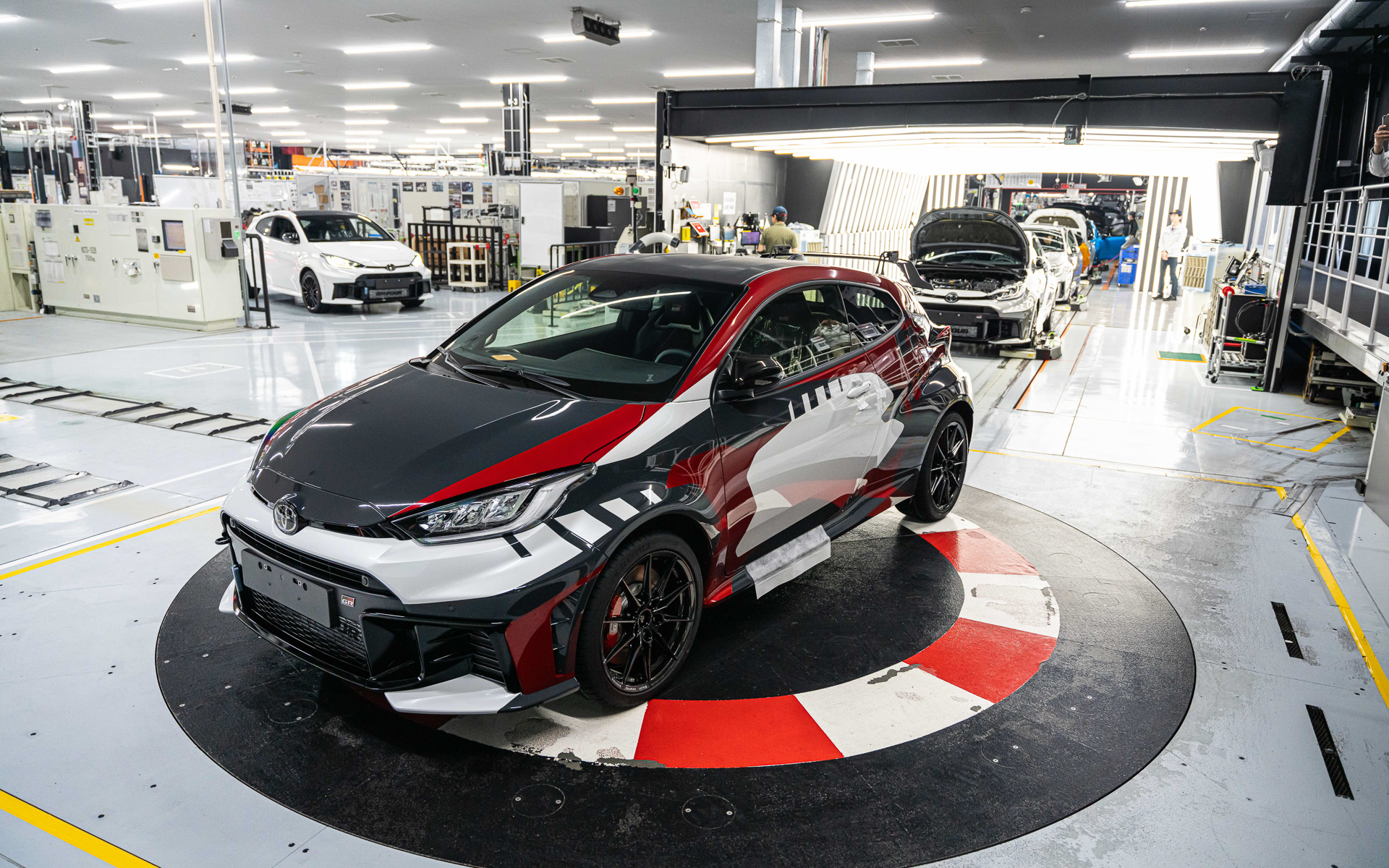 回転するロバンペラエディション。右奥にAGVが見える