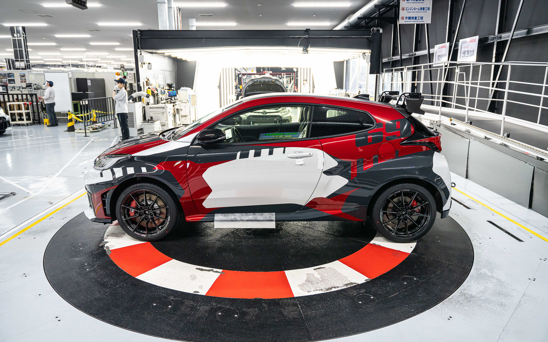 ターンテーブルを作るほど、目一杯に工場のスペースを考慮して生産ラインが作られている