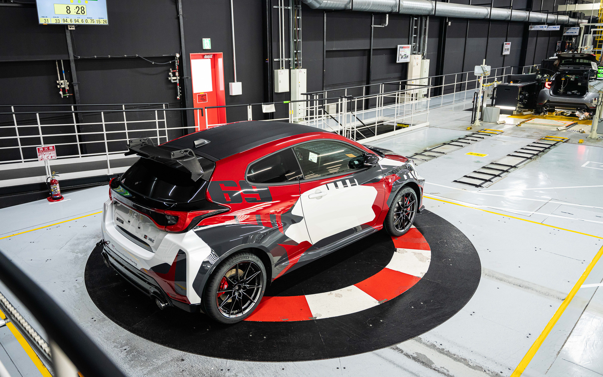 90度転回したロバンペラエディションは、真っすぐ振動試験エリアへ進む