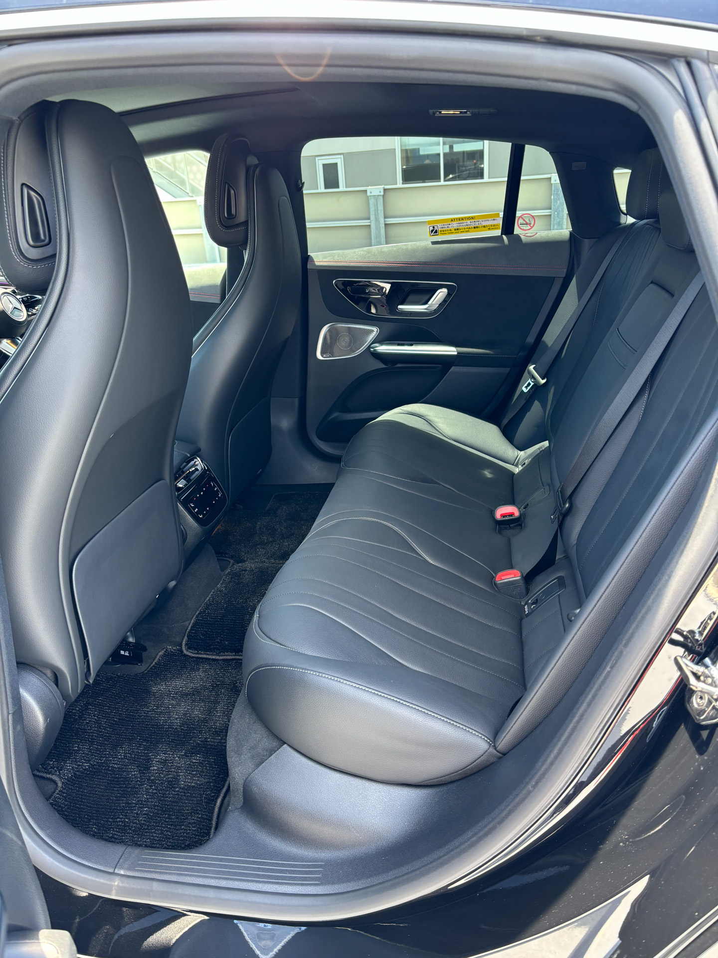 後部座席の定員は3名（推奨は2名）