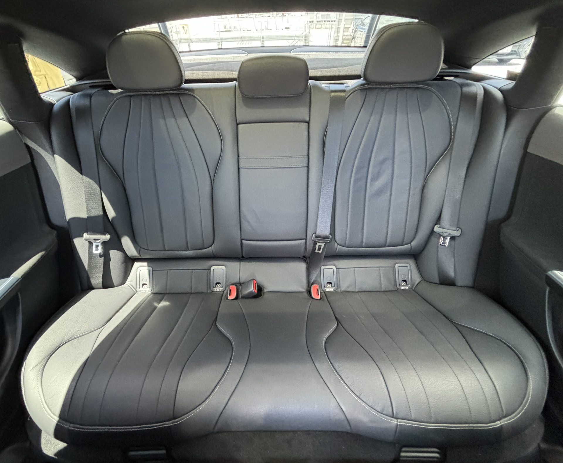 後部座席の定員は3名（推奨は2名）