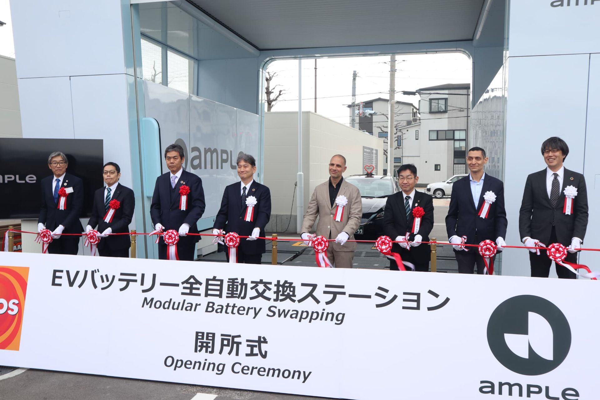 バッテリ交換式ステーションのオープニングセレモニーの様子