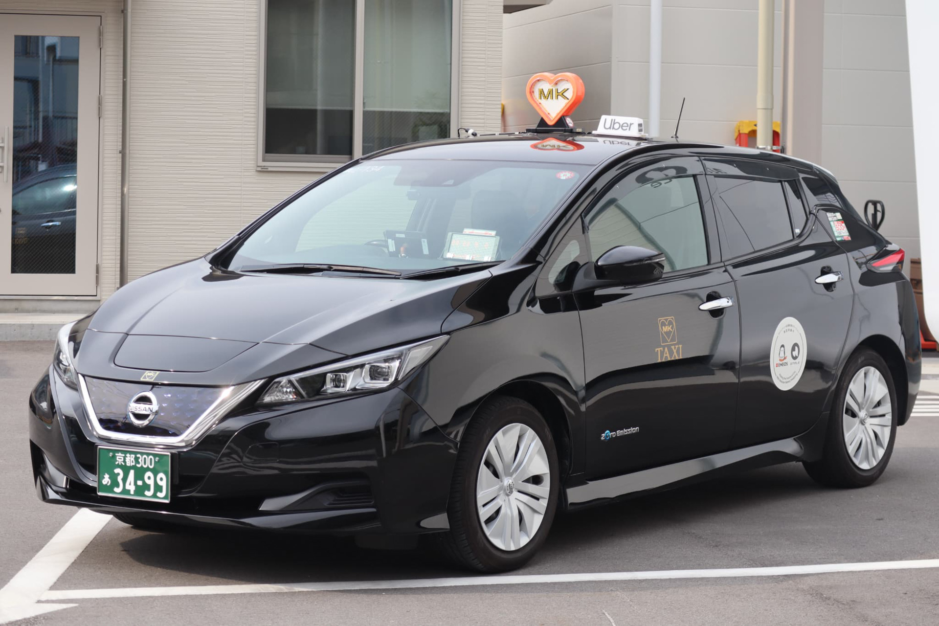 バッテリー交換用に改造された日産「リーフ」