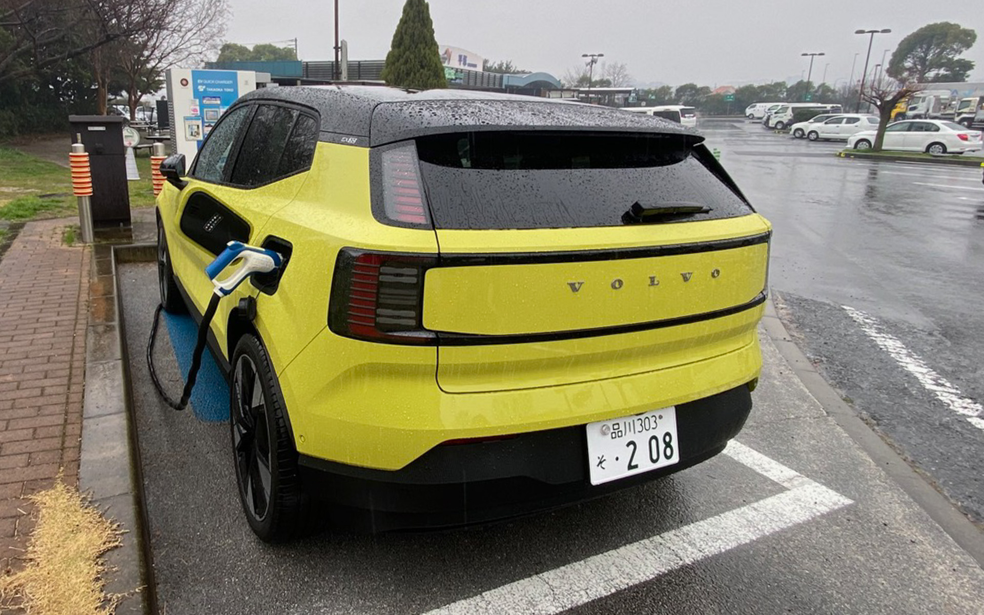 充電口は左リアにあり、前向きで停めるタイプの充電スポットではちょっと遠いため、ケーブルを引っ張ってくるのが大変。でも充電の効率がよく、サクサク入ってくれるので助かりました