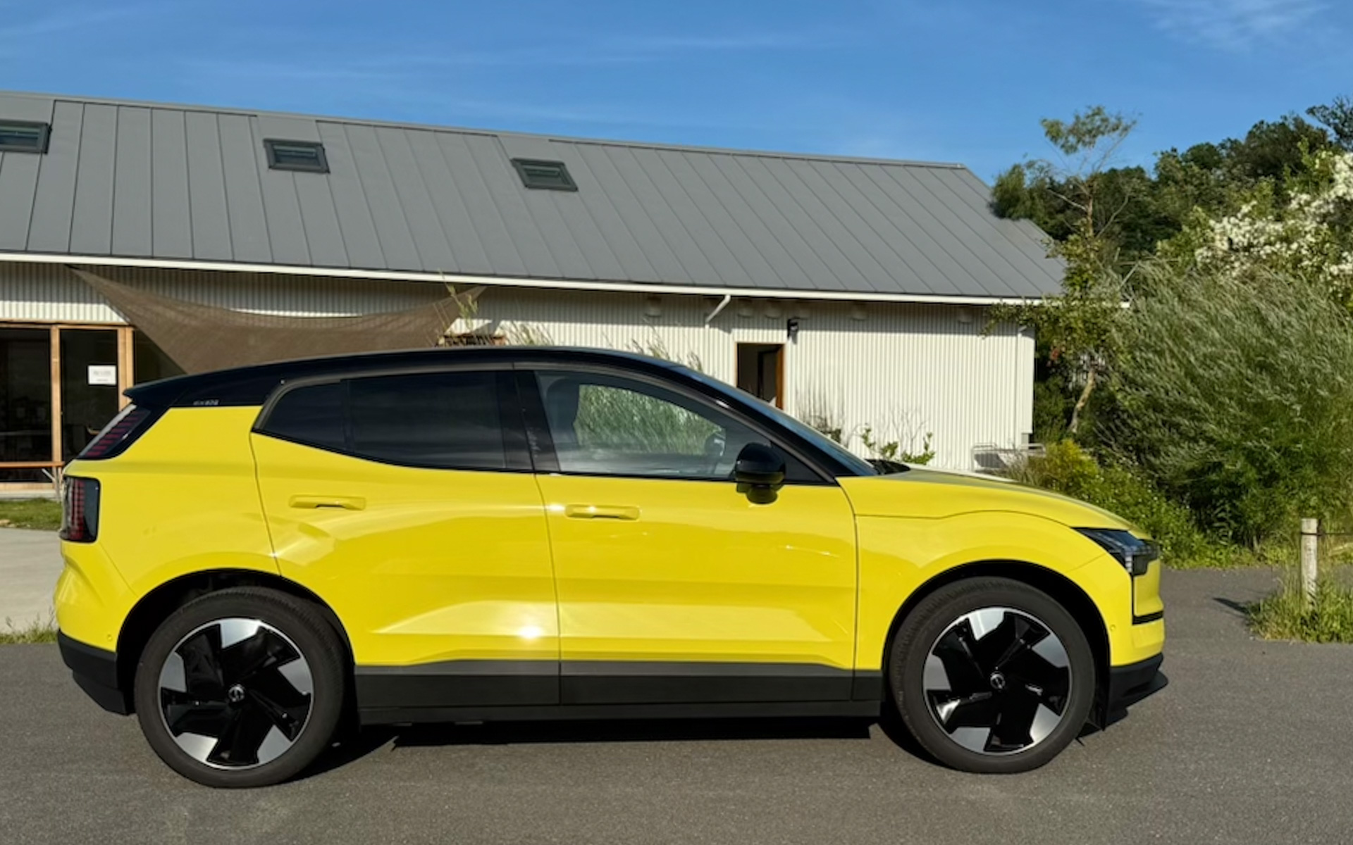 鮮やかなイエローが街中にも映えていた、ボルボ・EX30。サイズ感がほどよいので、駅前の狭い道でもスイスイ運転しやすいのがいいですね。今後、リサイクルポリエステルや廃棄されたデニムの繊維を使用した素材が使われ、カジュアルな中にも落ち着いた雰囲気のあるインテリアの「indigo.」も日本導入される予定だそうですよ