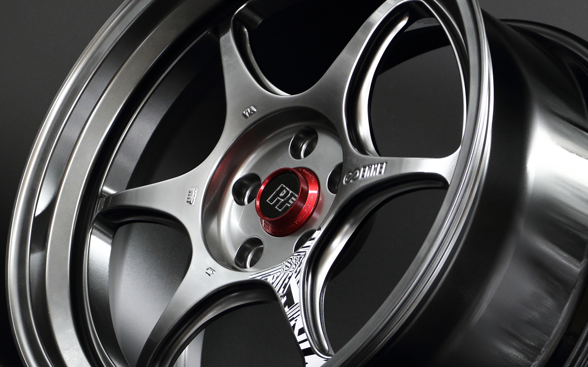 スポークのステッカーは、出荷時貼り付けではなく同梱品で自分で貼るタイプ