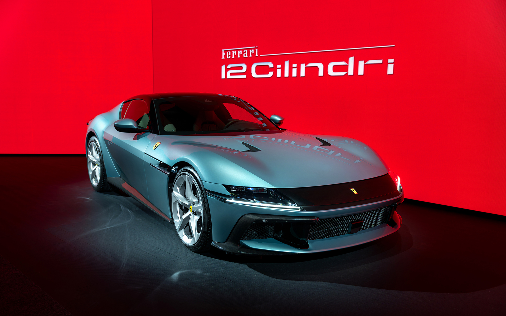 12チリンドリのボディサイズは4733×2176×1292mm(全長×全幅×全高)、ホイールベースは2700mm。乾燥重量は1560kgで、重量配分はフロント48.4%、リア51.6%とした。21インチホイールを履き、タイヤサイズはフロントが275/35、リアが315/35となる。撮影車はミシュラン「Pilot Sport S5」を装着するが、グッドイヤー「イーグル F1 Supersport」もチョイス可能。なお、シャシーは総アルミニウム製で、ホイールベースは812 Superfastから20mm短縮された