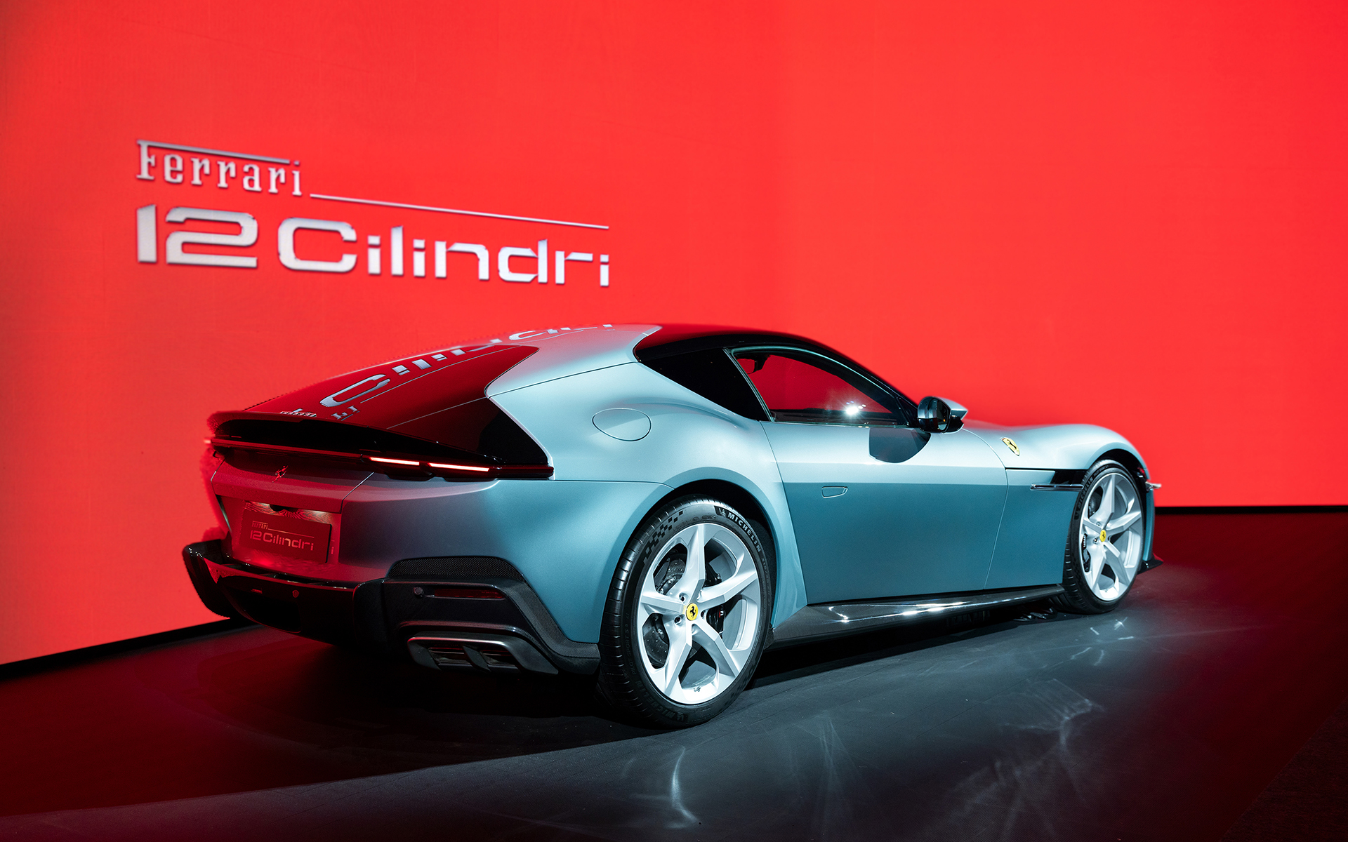 12チリンドリのボディサイズは4733×2176×1292mm(全長×全幅×全高)、ホイールベースは2700mm。乾燥重量は1560kgで、重量配分はフロント48.4%、リア51.6%とした。21インチホイールを履き、タイヤサイズはフロントが275/35、リアが315/35となる。撮影車はミシュラン「Pilot Sport S5」を装着するが、グッドイヤー「イーグル F1 Supersport」もチョイス可能。なお、シャシーは総アルミニウム製で、ホイールベースは812 Superfastから20mm短縮された