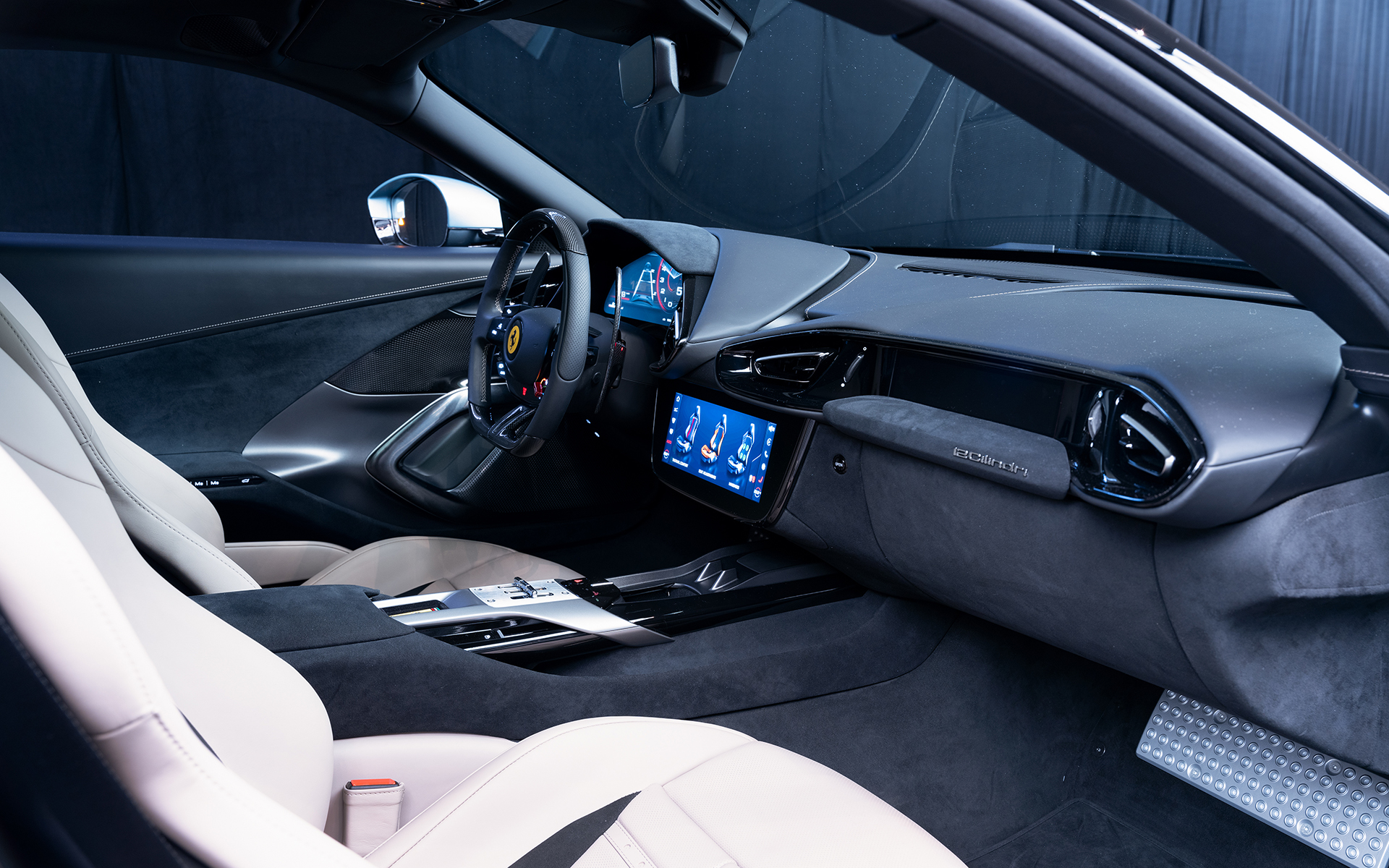 インテリアでは15.6インチのドライバー用ディスプレイ、10.25インチのセンターディスプレイ、助手席用の8.8インチディスプレイの3個のディスプレイで構成。サステナブルな素材を幅広く採用しているのも特徴という