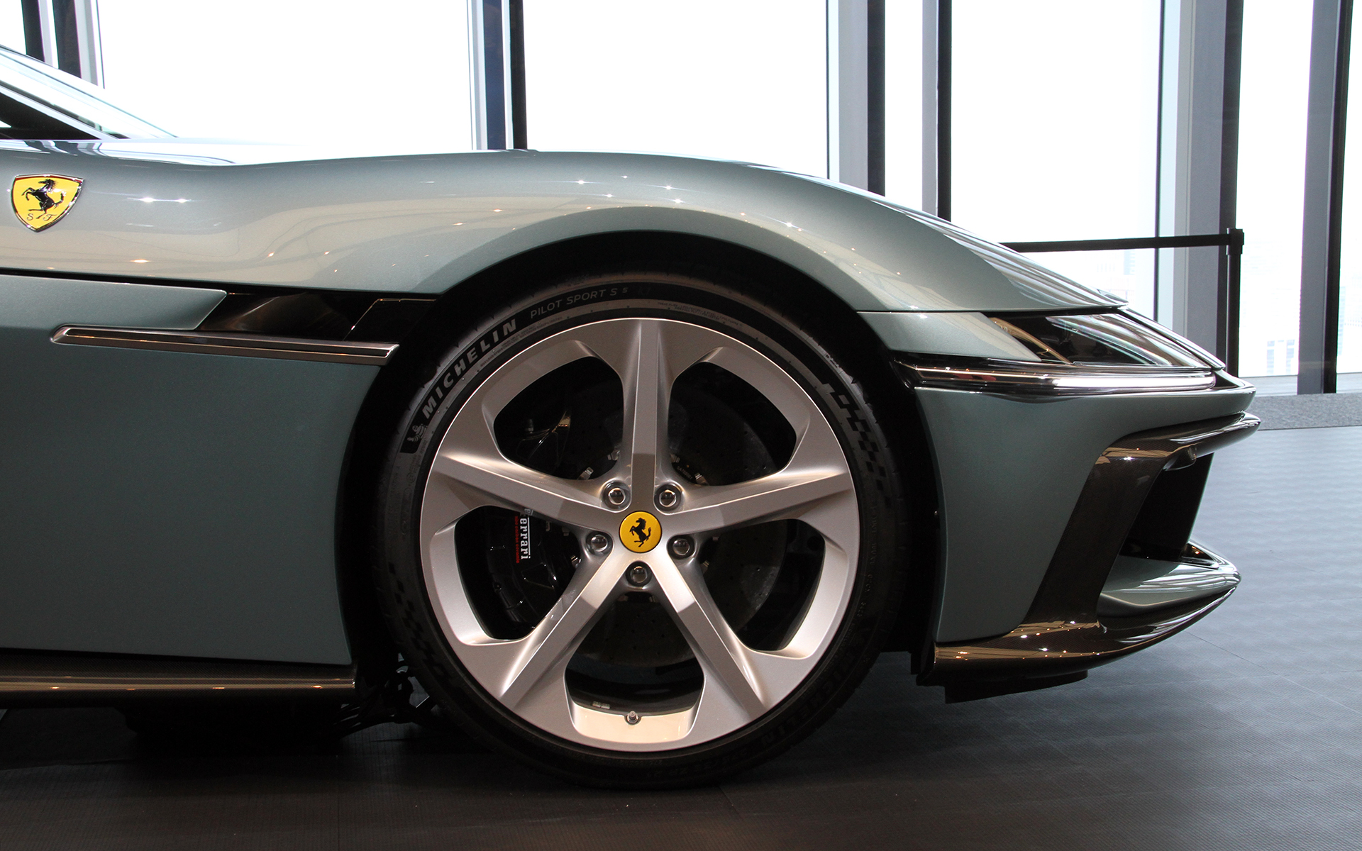 12チリンドリのボディサイズは4733×2176×1292mm（全長×全幅×全高）、ホイールベースは2700mm。乾燥重量は1560kgで、重量配分はフロント48.4％、リア51.6％とした。21インチホイールを履き、タイヤサイズはフロントが275/35、リアが315/35となる。撮影車はミシュラン「Pilot Sport S5」を装着するが、グッドイヤー「イーグル F1 Supersport」もチョイス可能。なお、シャシーは総アルミニウム製で、ホイールベースは812 Superfastから20mm短縮された