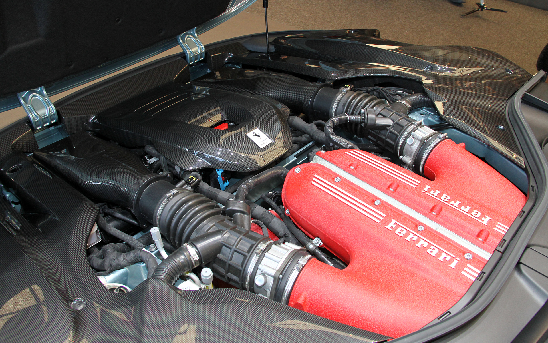 自然吸気のV型12気筒6.5リッター「F140HD」型エンジンは最高出力830CV/9250rpm、最大トルク678Nm/7250rpmを発生