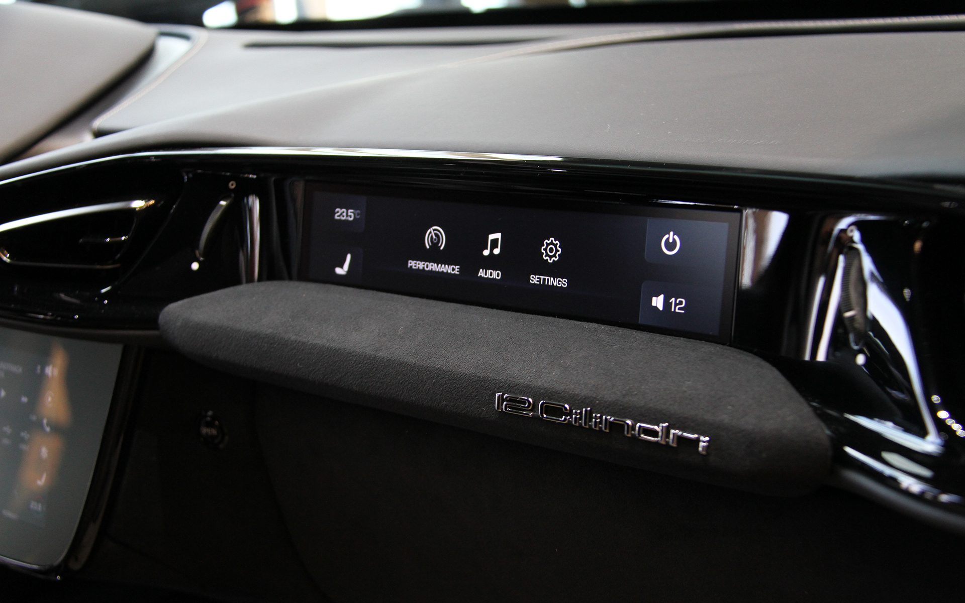 インテリアでは15.6インチのドライバー用ディスプレイ、10.25インチのセンターディスプレイ、助手席用の8.8インチディスプレイの3個のディスプレイで構成。サステナブルな素材を幅広く採用しているのも特徴という