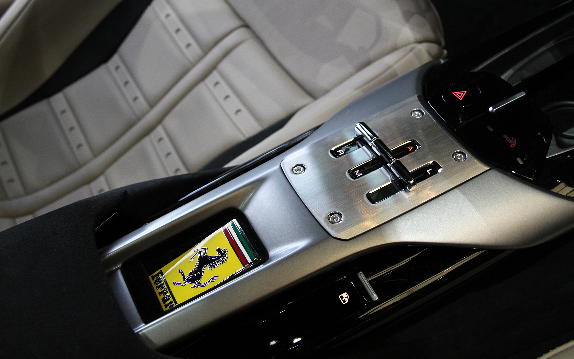 インテリアでは15.6インチのドライバー用ディスプレイ、10.25インチのセンターディスプレイ、助手席用の8.8インチディスプレイの3個のディスプレイで構成。サステナブルな素材を幅広く採用しているのも特徴という