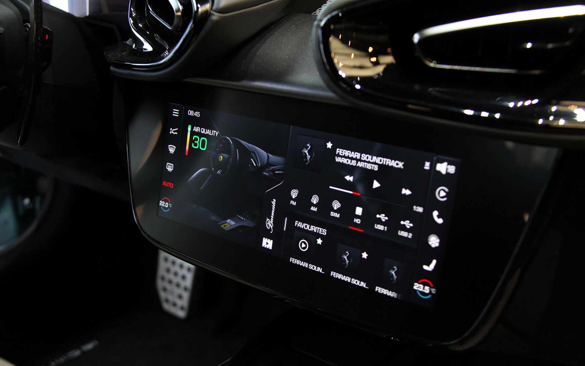 インテリアでは15.6インチのドライバー用ディスプレイ、10.25インチのセンターディスプレイ、助手席用の8.8インチディスプレイの3個のディスプレイで構成。サステナブルな素材を幅広く採用しているのも特徴という