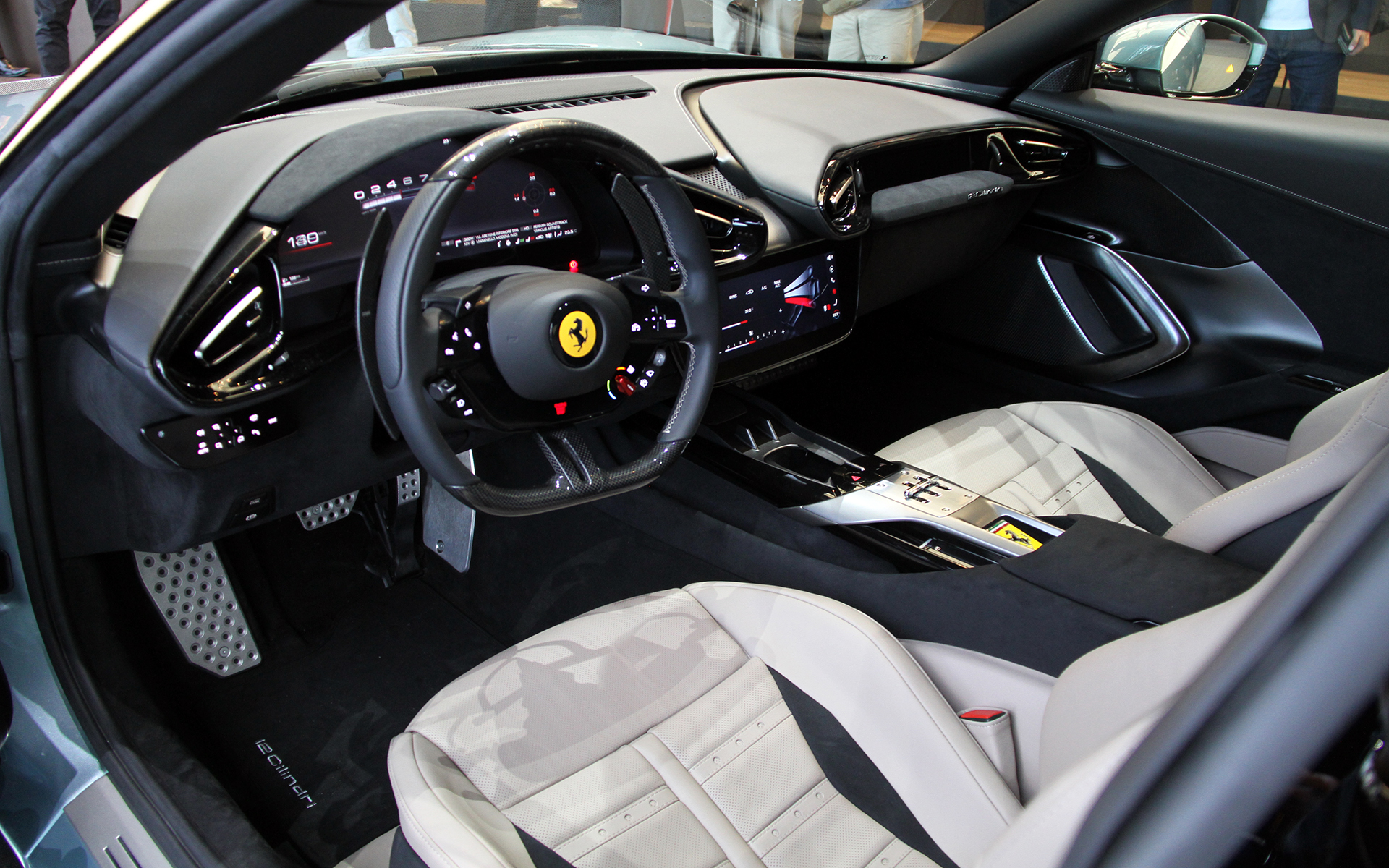 インテリアでは15.6インチのドライバー用ディスプレイ、10.25インチのセンターディスプレイ、助手席用の8.8インチディスプレイの3個のディスプレイで構成。サステナブルな素材を幅広く採用しているのも特徴という