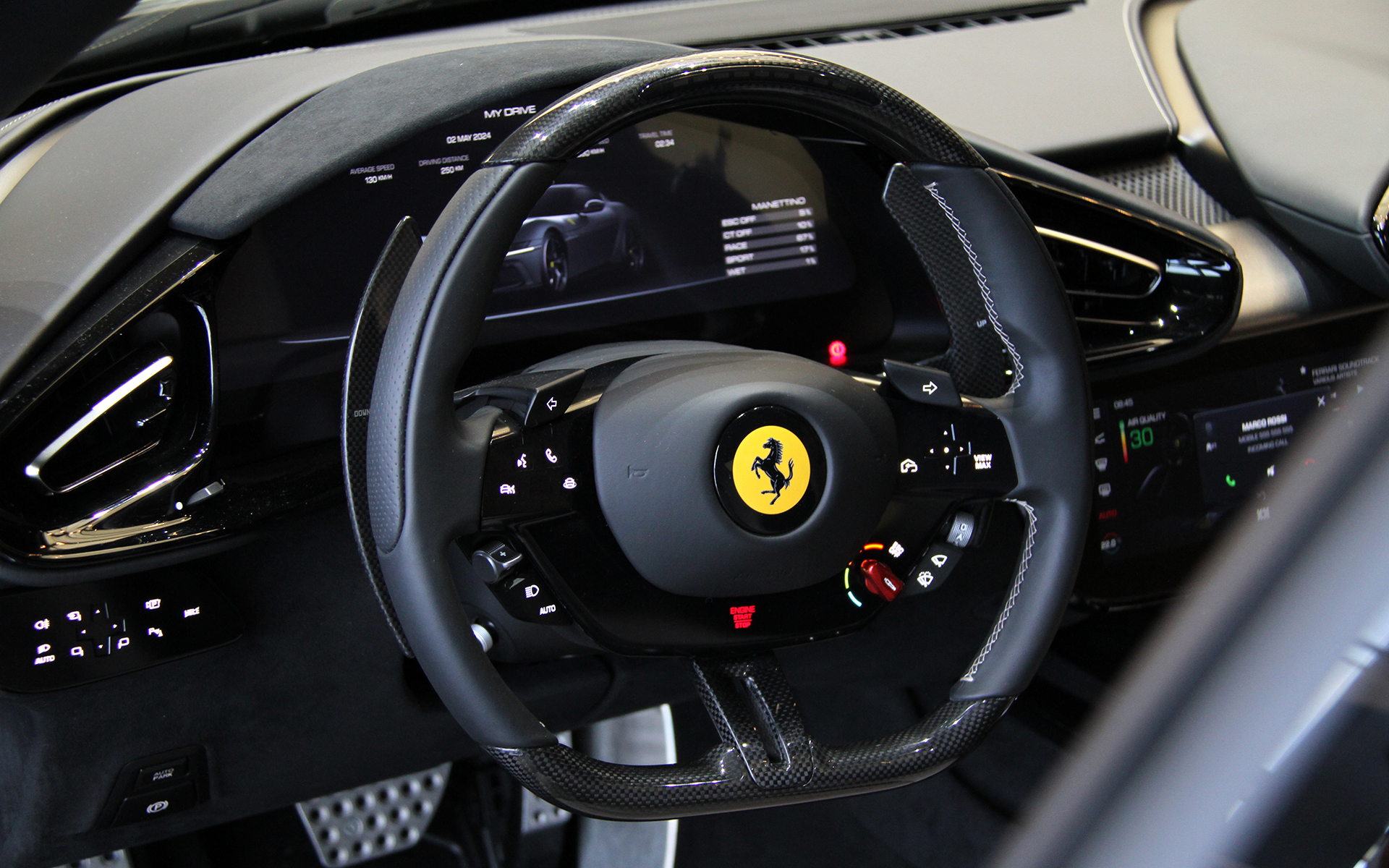 インテリアでは15.6インチのドライバー用ディスプレイ、10.25インチのセンターディスプレイ、助手席用の8.8インチディスプレイの3個のディスプレイで構成。サステナブルな素材を幅広く採用しているのも特徴という