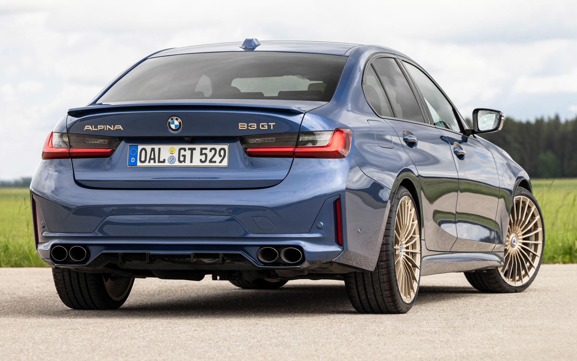 ボディサイズは4725×1827×1440mm（全長×全幅×全高）、ホイールベースは2851mm、車両重量は1875kg