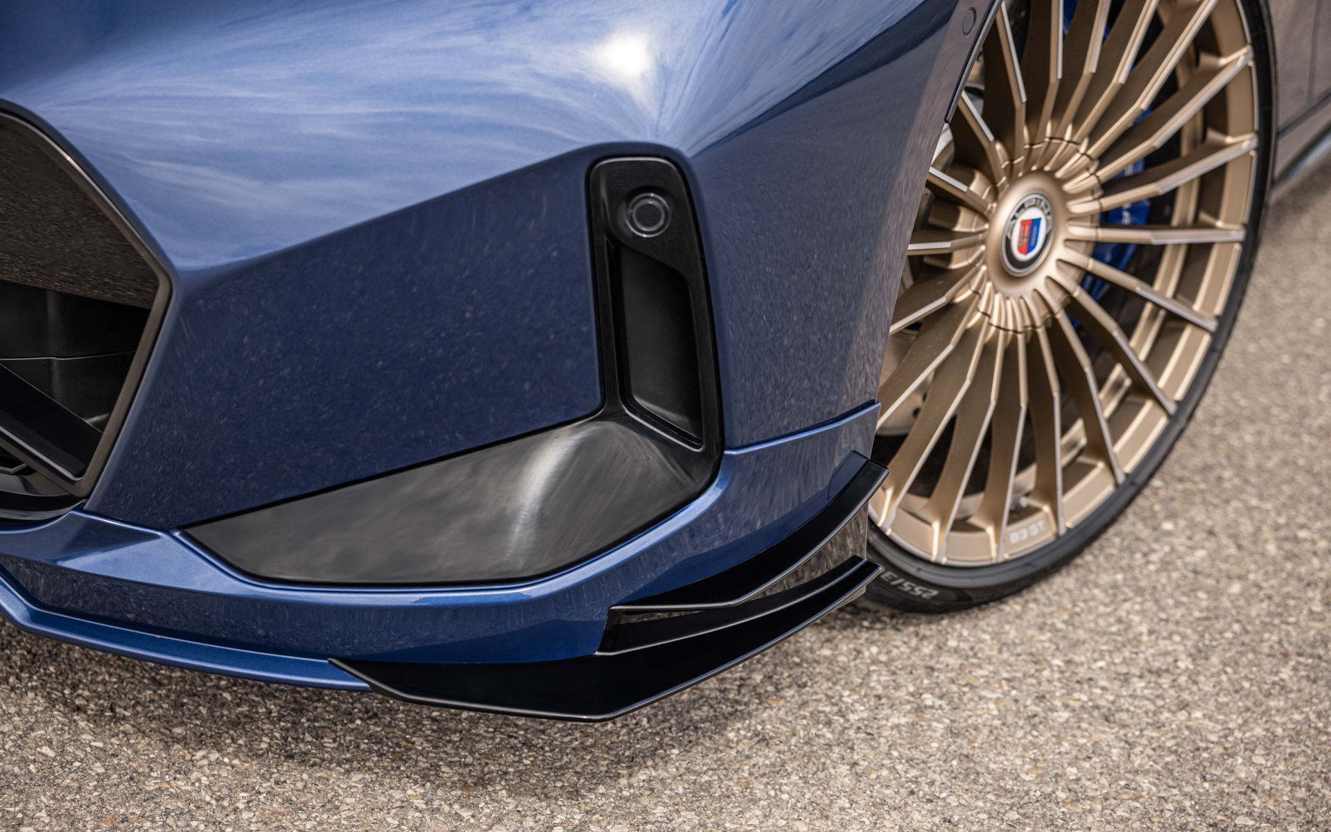 フロントに小さなカナードとスプリッターを装備