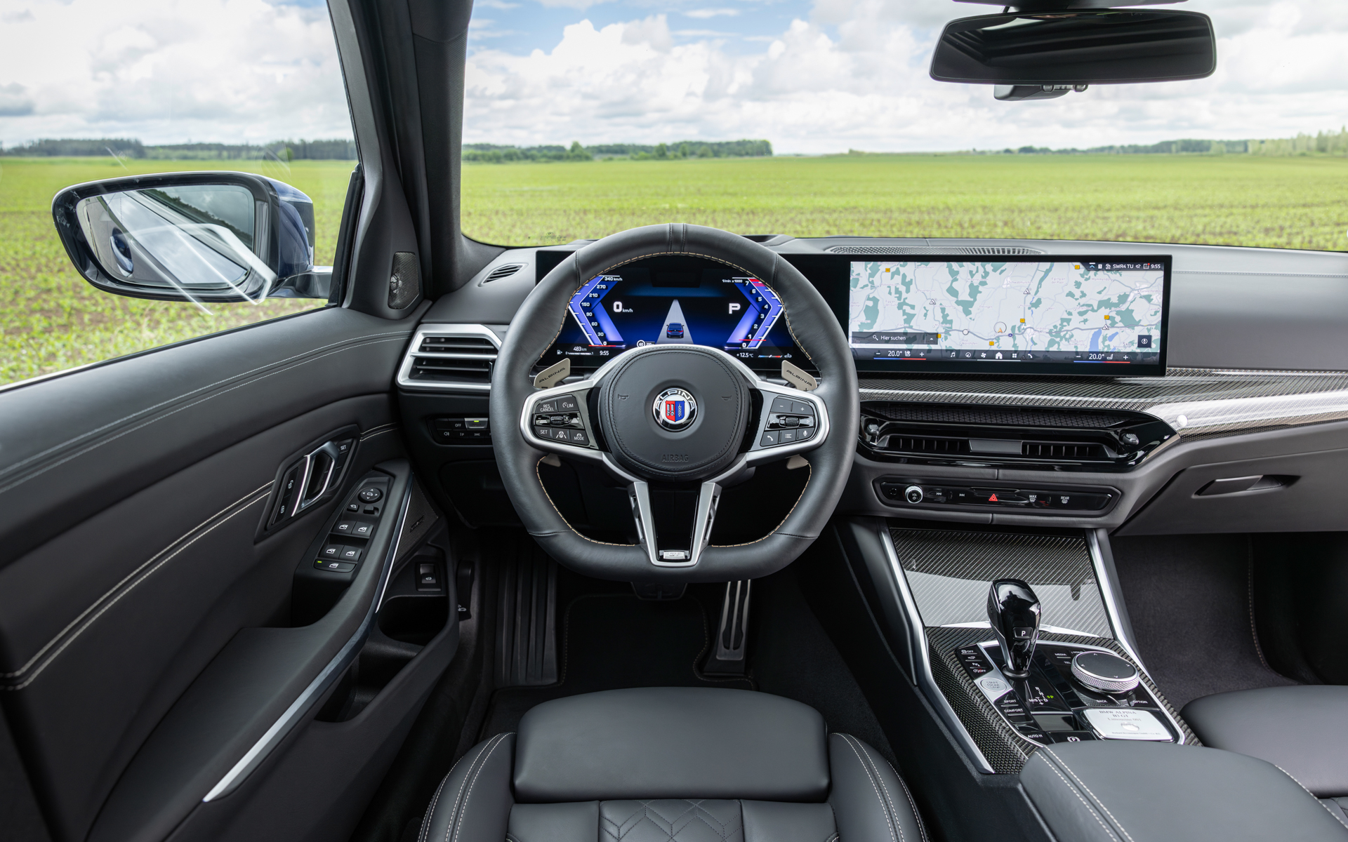 ステアリングやルームマットは「オロ・テクニコ」色のステッチが施されている