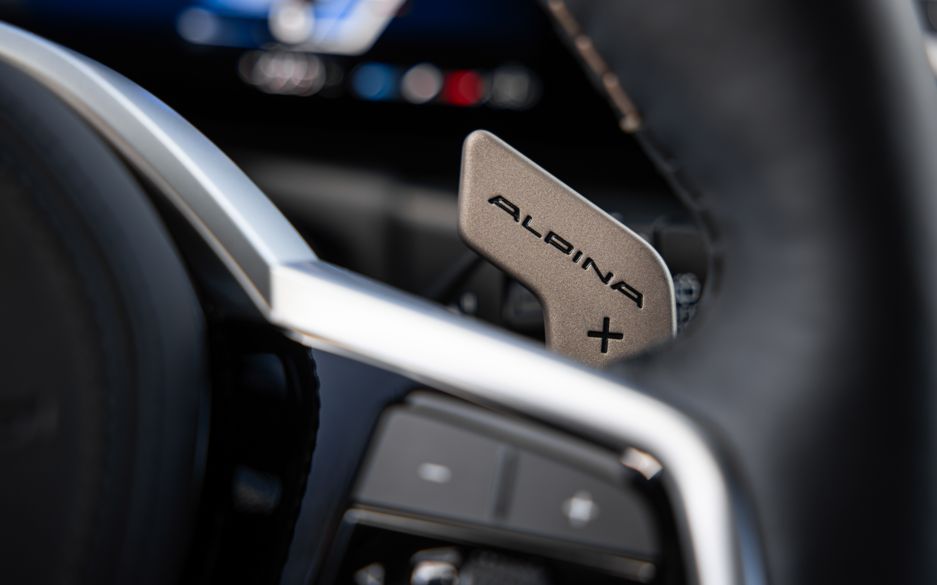 「オロ・テクニコ」色のアルピナ・スウィッチ・トロニック・シフト・パドル