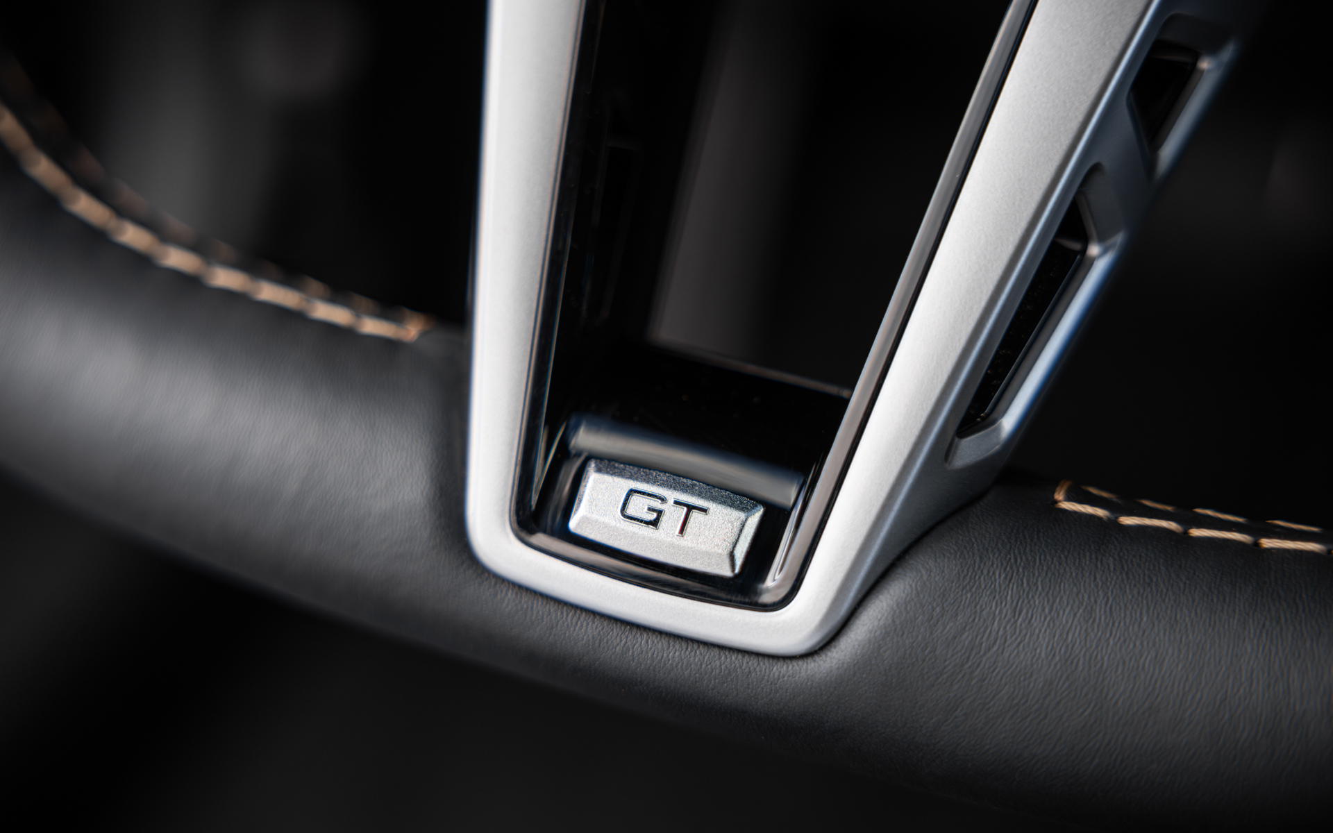 ステアリングに「GT」のロゴもあしらわれている