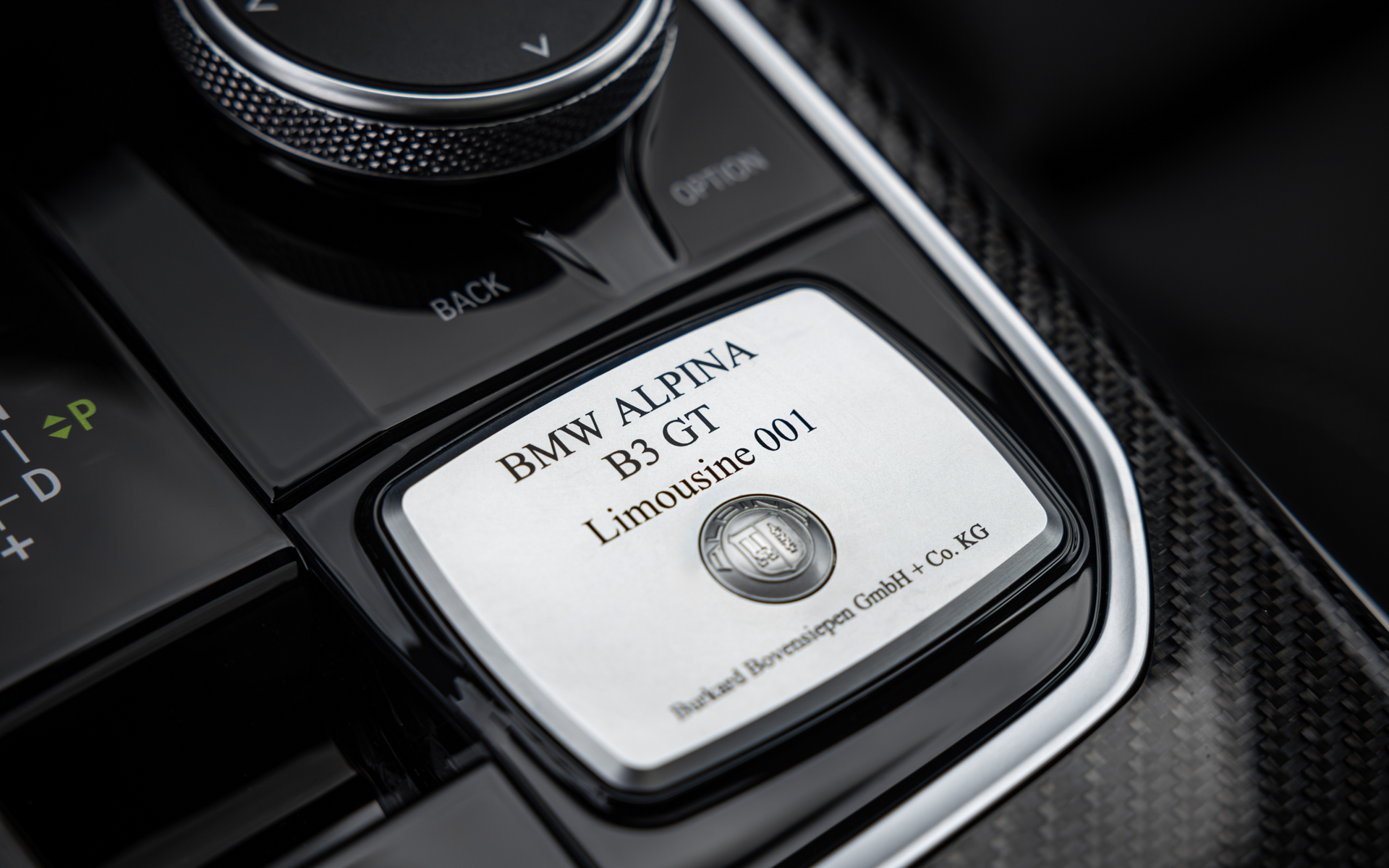 シリアルナンバープレートが特別感を演出