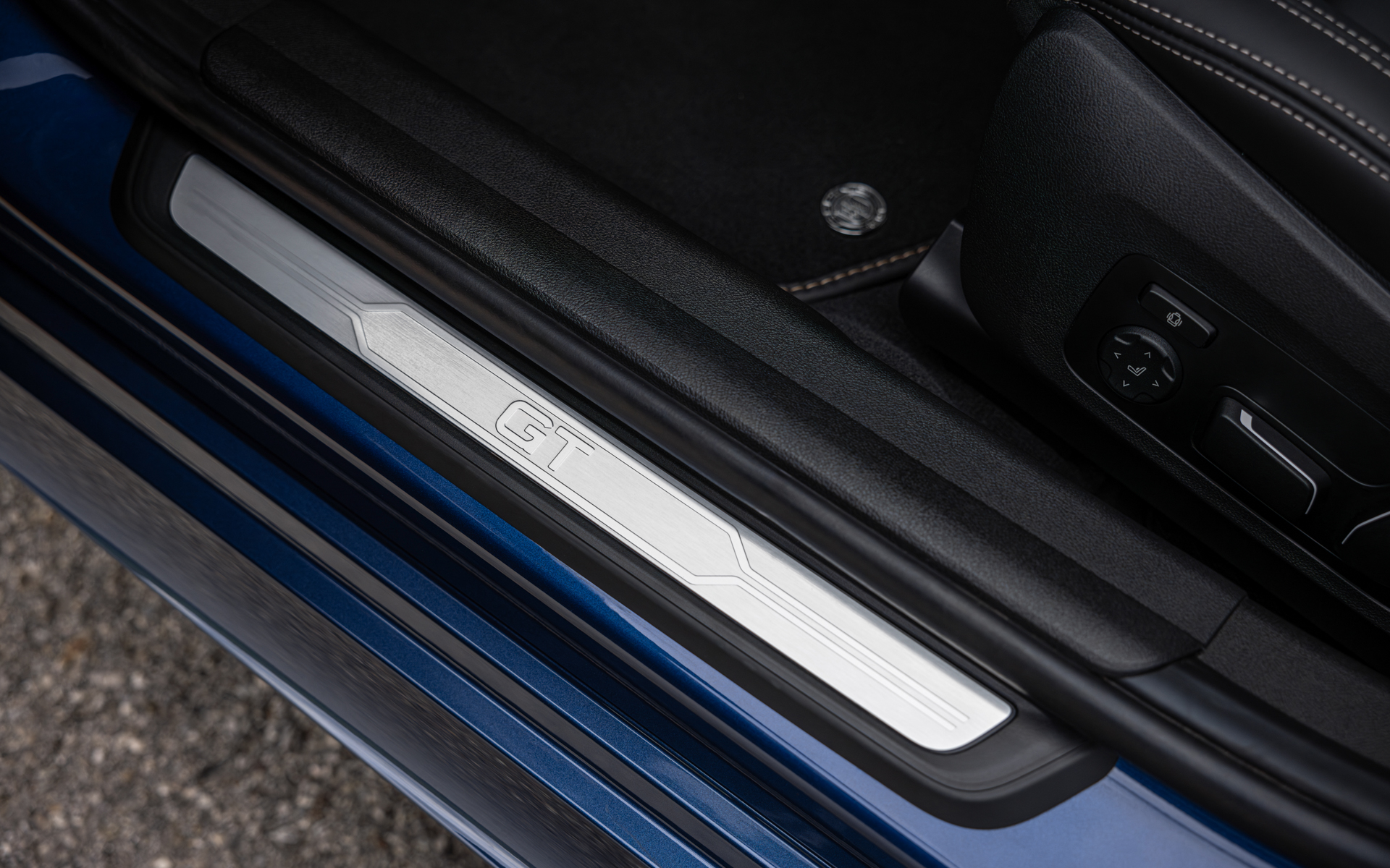 ドアシルトリムにも「GT」ロゴが入る