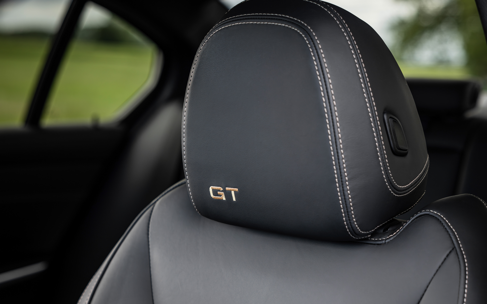 ヘッドレストにも「オロ・テクニコ」色のGTロゴが配される