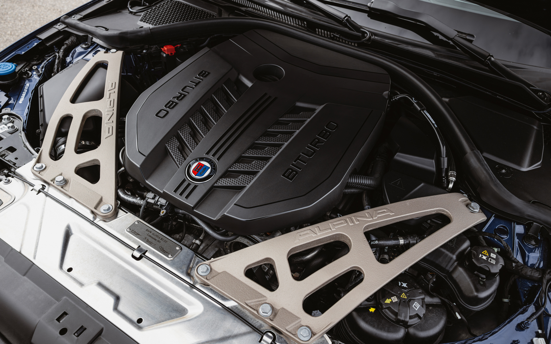 搭載する直列6気筒3.0リッターのビ・ターボ・エンジンは、最高出力389kW（529PS）/6250-6500rpm、最大トルク730Nm/2500-4500rpmを発生。0-100km/h加速はLimousineが3.4秒、Touringが3.5秒