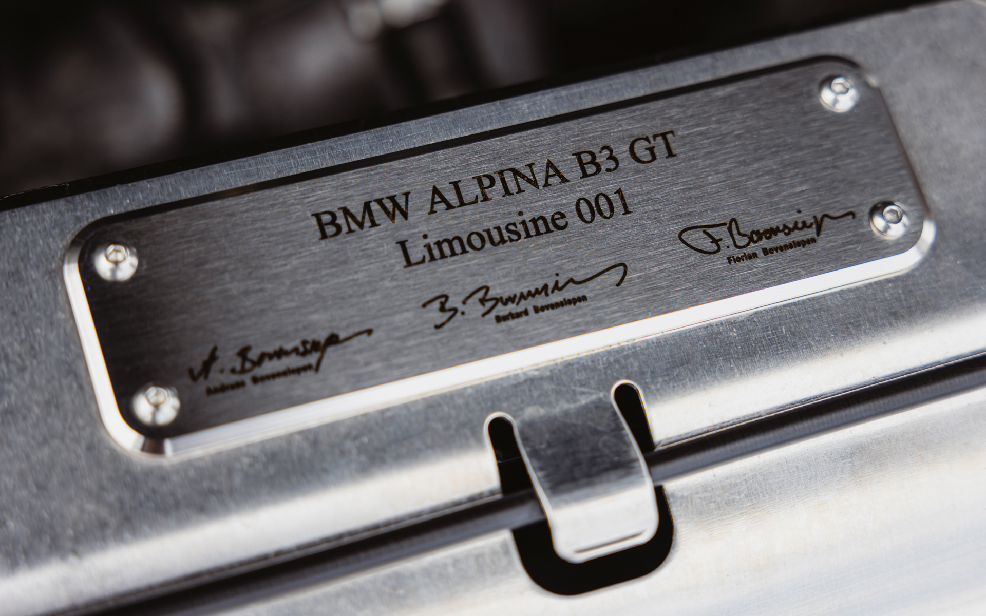 エンジンルームにもシリアルナンバーを記したプレートが付く