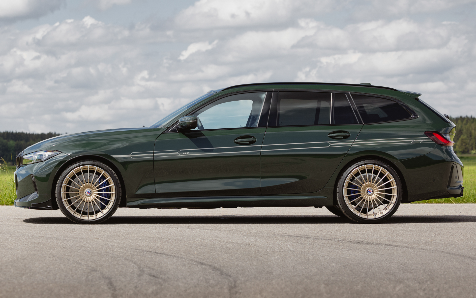 ボディサイズは4725×1827×1438mm（全長×全幅×全高）、ホイールベースは2851mm、車両重量は1945kg