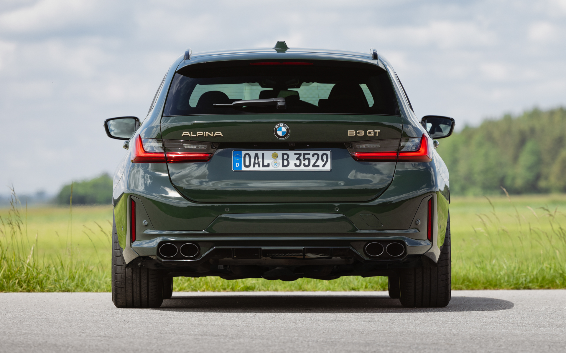 タイヤはピレリのアルピナ専用開発の「P ZERO (ALP)」、サイズはフロント255/30ZR20、リア265/30ZR20。GT専用カラーの「オロ・テクニコ」仕上げの20インチ鍛造ホイールのサイズはフロント20インチ×8.5J、リア20インチ×9.5J