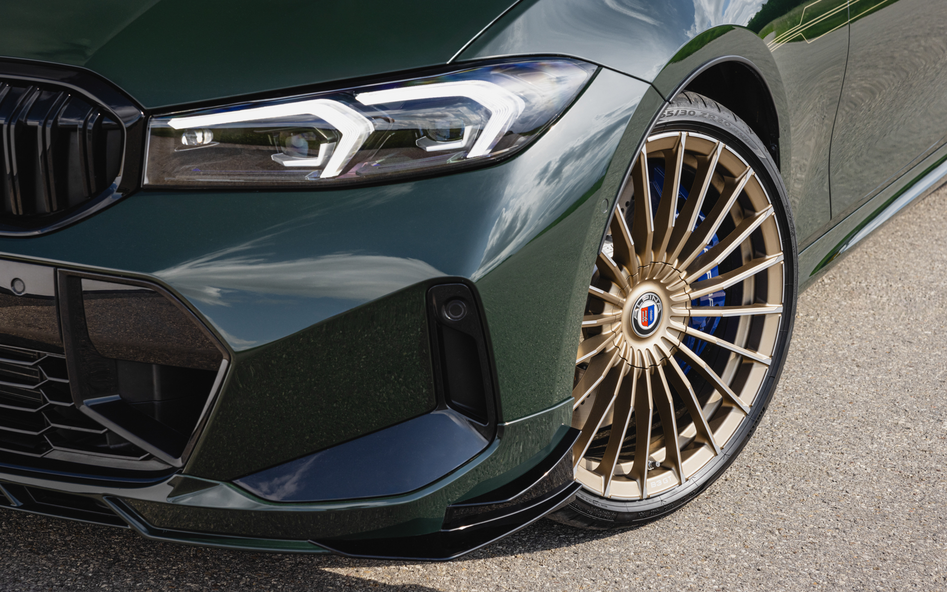 タイヤはピレリのアルピナ専用開発の「P ZERO (ALP)」、サイズはフロント255/30ZR20、リア265/30ZR20。GT専用カラーの「オロ・テクニコ」仕上げの20インチ鍛造ホイールのサイズはフロント20インチ×8.5J、リア20インチ×9.5J