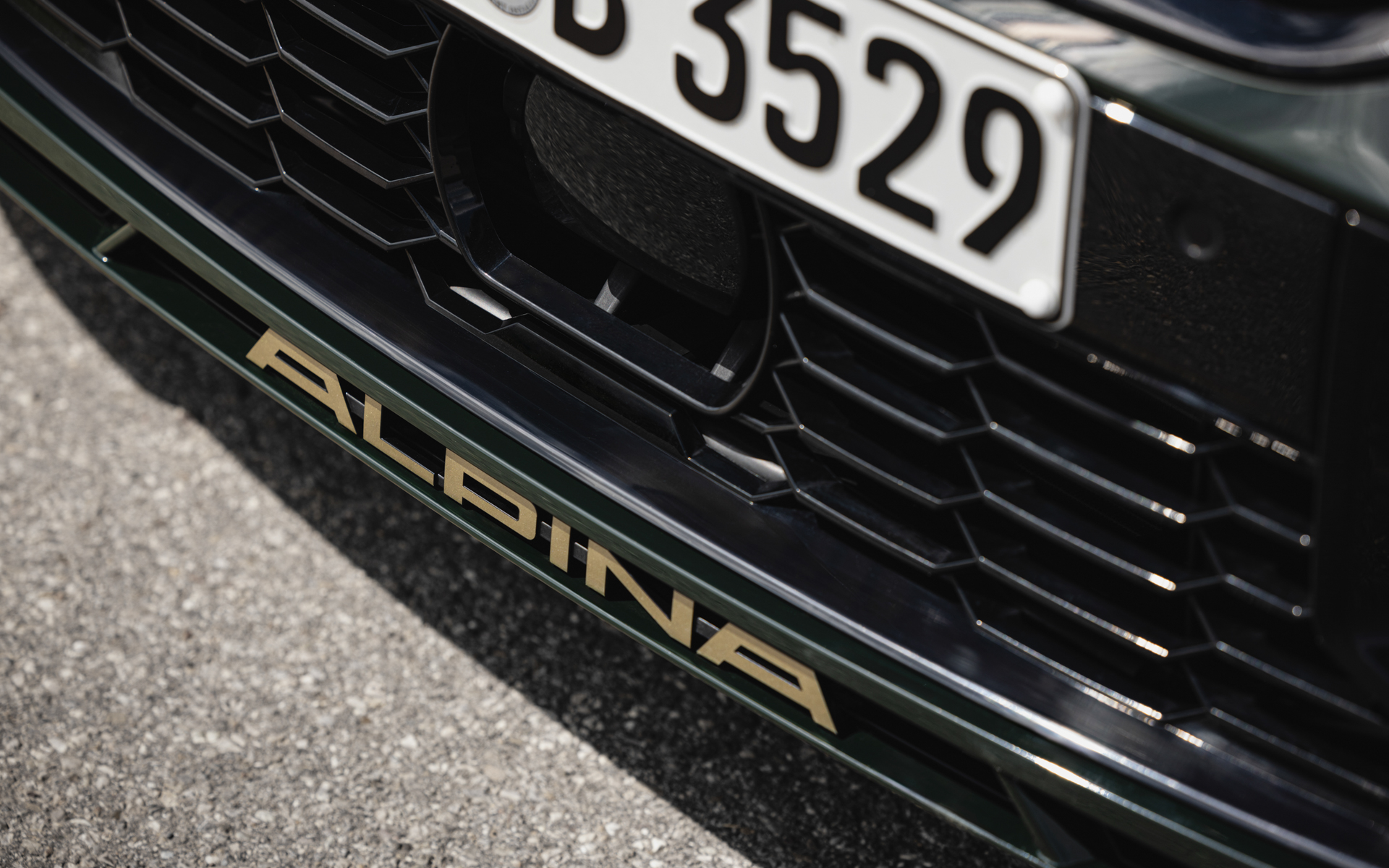 アルピナ・デコ・セットを選ぶとフロントスポイラーの「ALPINA」ロゴもホイール同色の「オロ・テクニコ」仕上げとなる