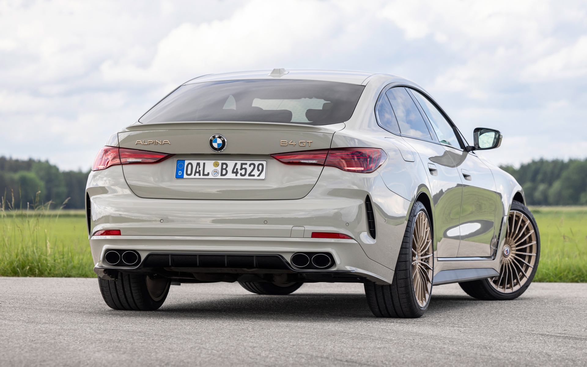 車両重量は1965kg