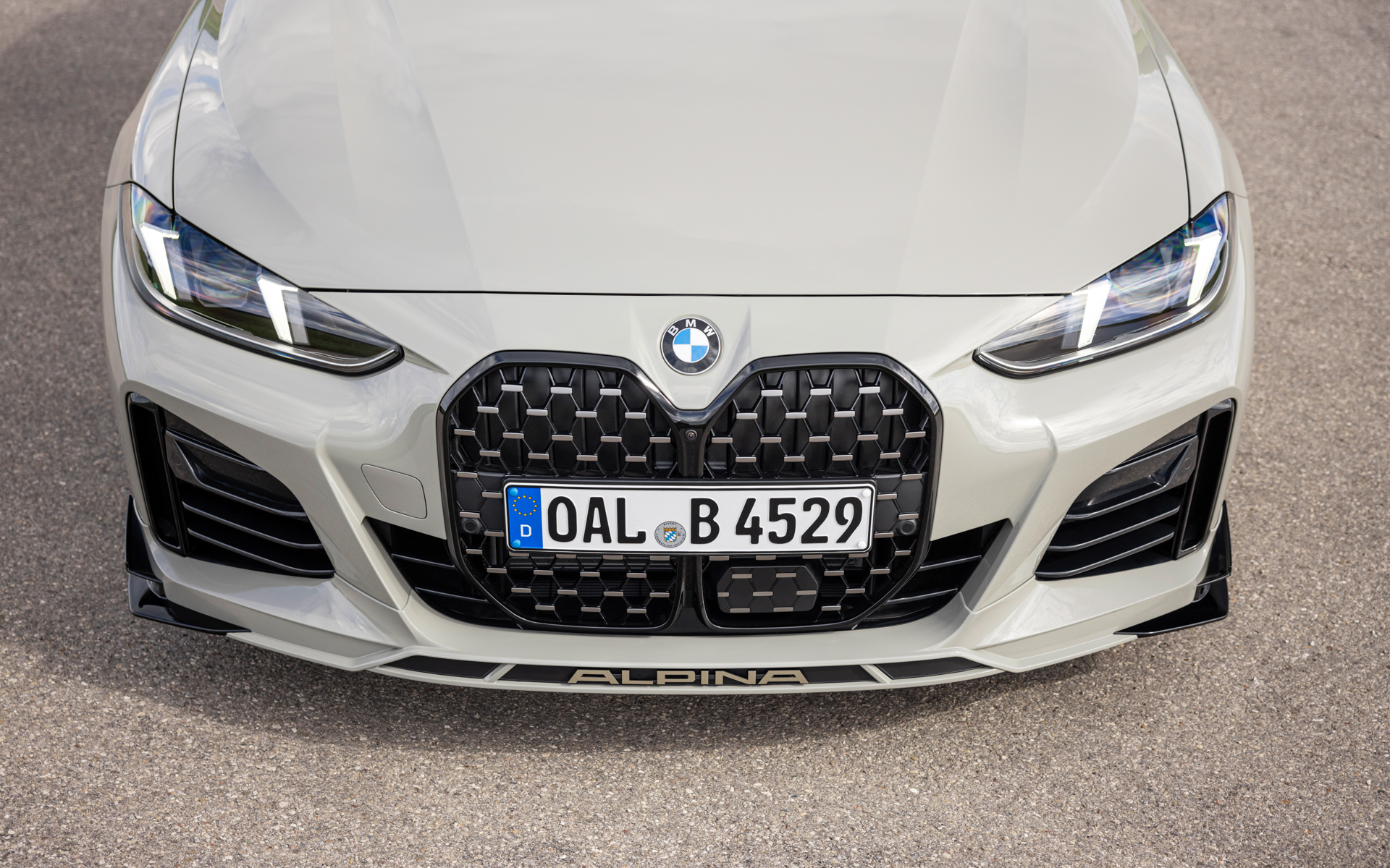 フロントにカナードとスプリッターを設けエアロダイナミクスを向上