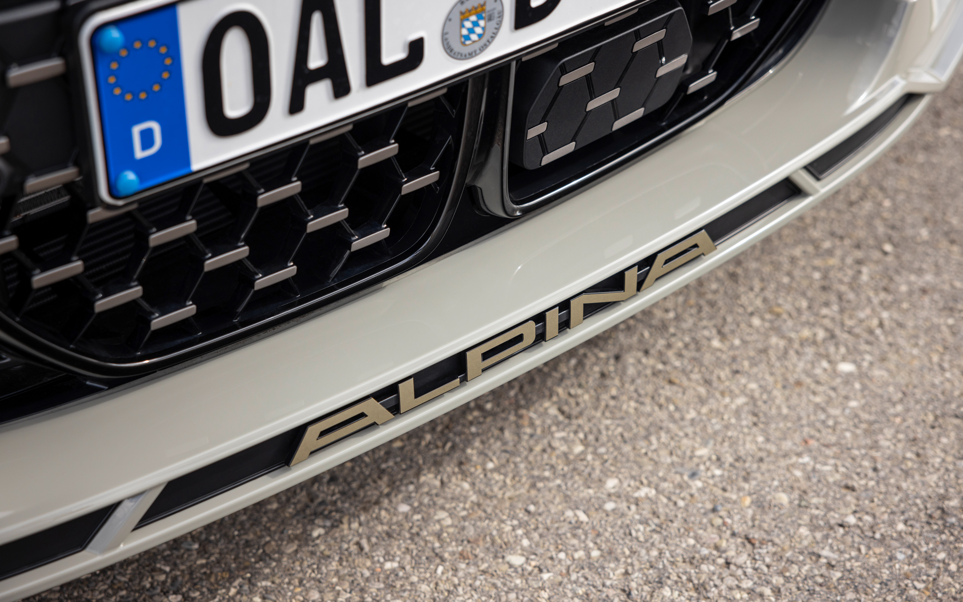 「アルピナ・デコ・セット」を選択するとフロントスポイラーの「ALPINA」ロゴもホイールと同じオロ・テクニコカラー仕上げ