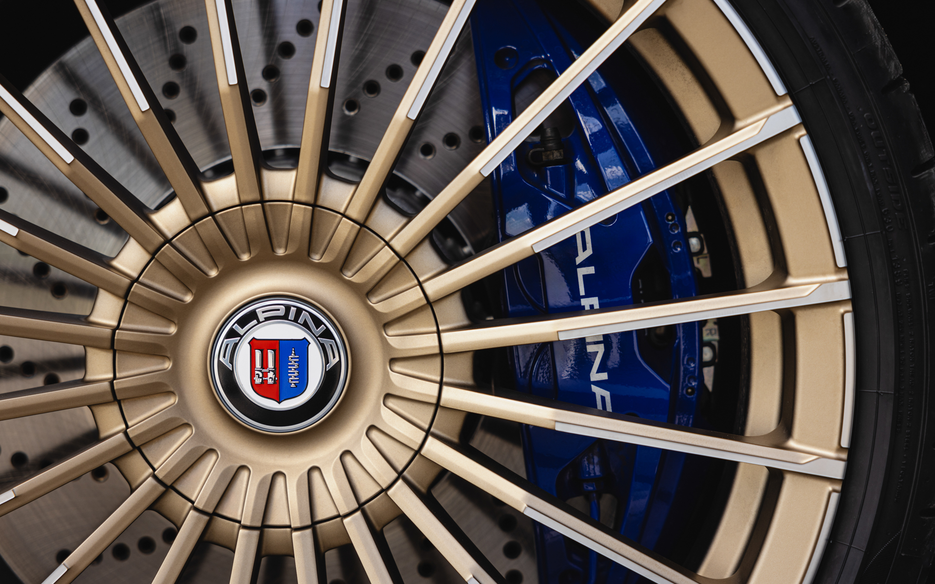 タイヤはピレリのアルピナ専用開発の「P ZERO (ALP)」、サイズはフロント255/35ZR20、リア285/30ZR20。GT専用カラーの「オロ・テクニコ」仕上げの20インチ鍛造ホイールのサイズはフロント20インチ×8.5J、リア20インチ×10J