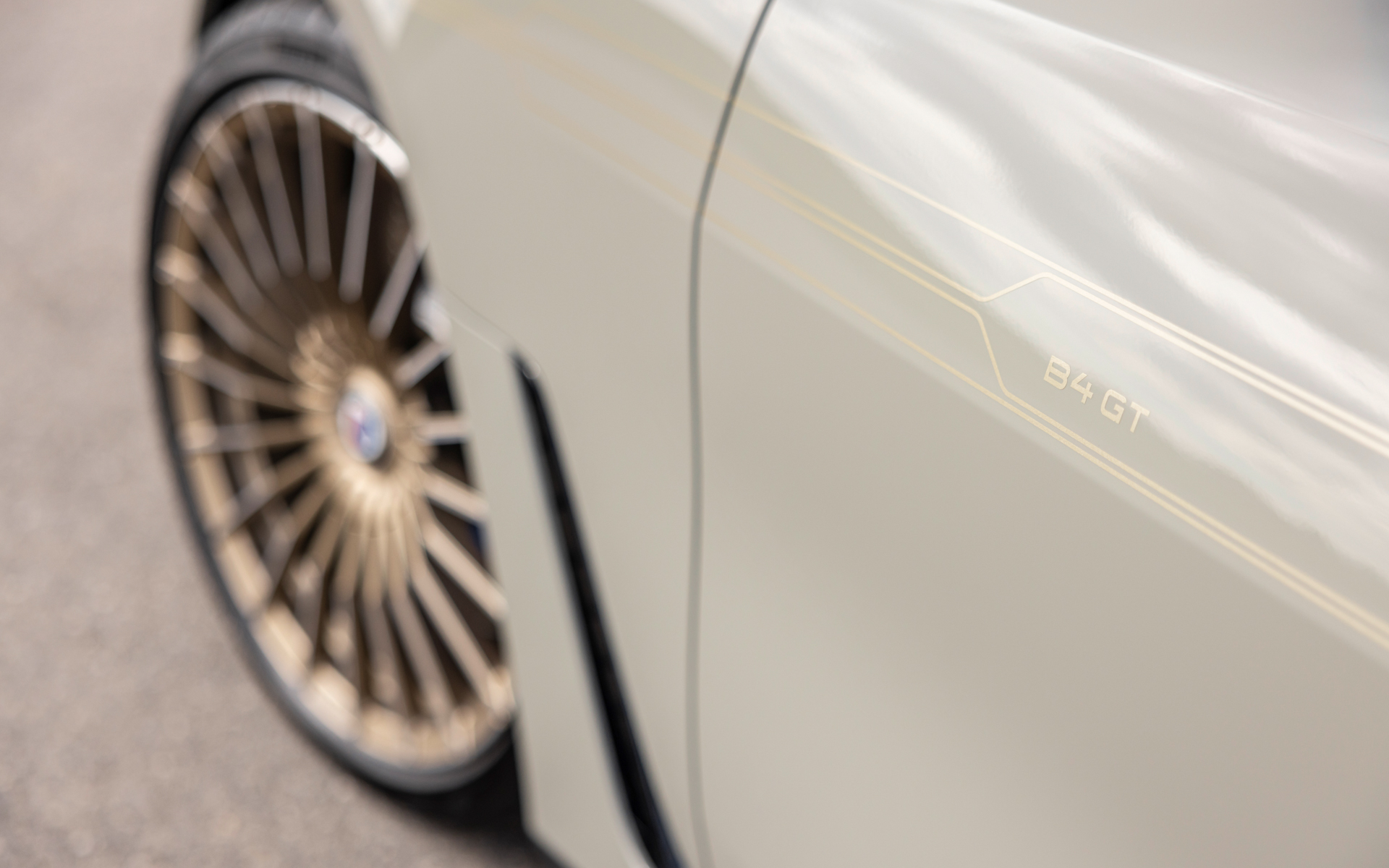 「アルピナ・デコ・セット」を選択するとボディサイドにクラシックなGTレタリングが施される