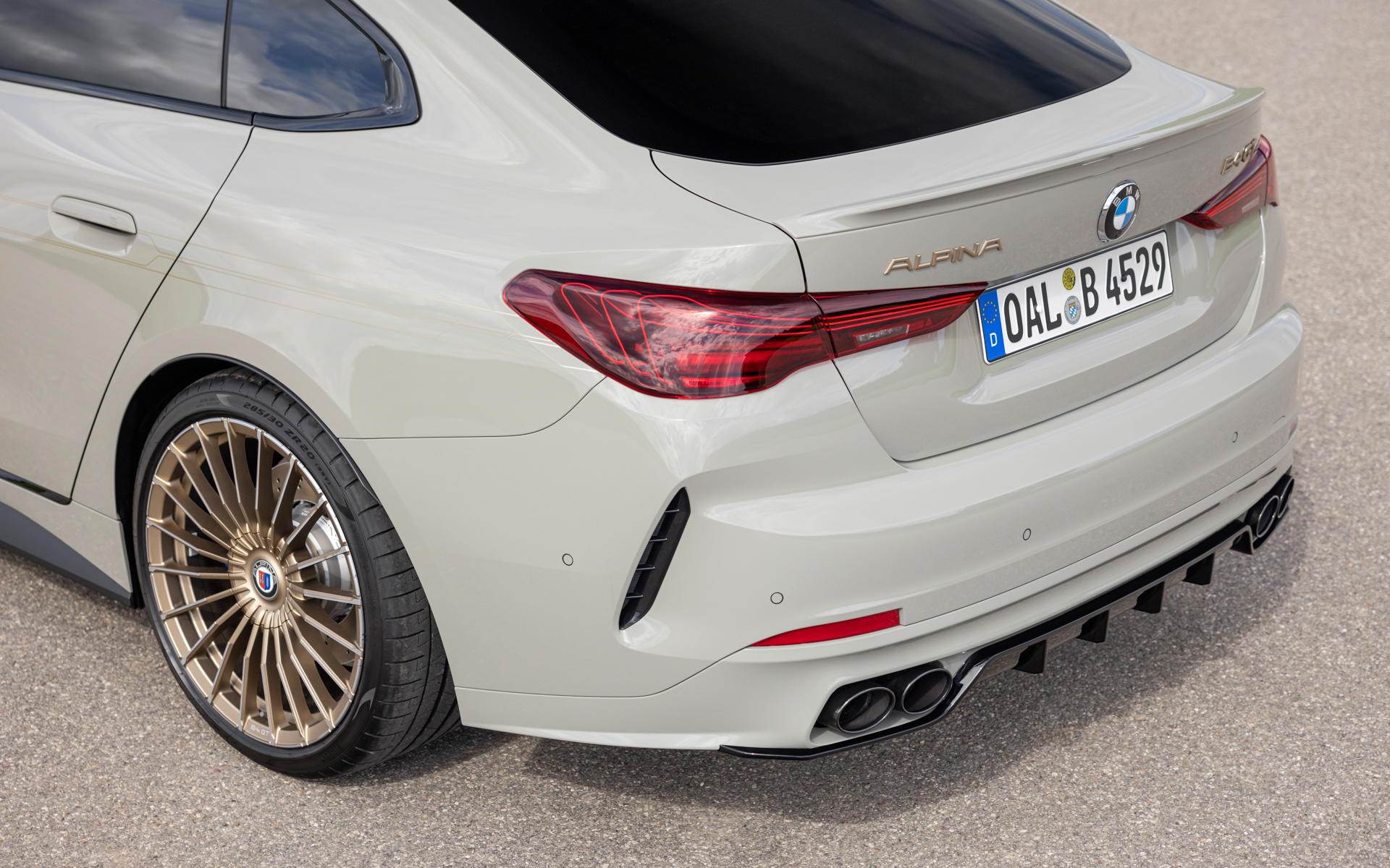 ディフューザーとエキゾーストパイプはブラックで統一