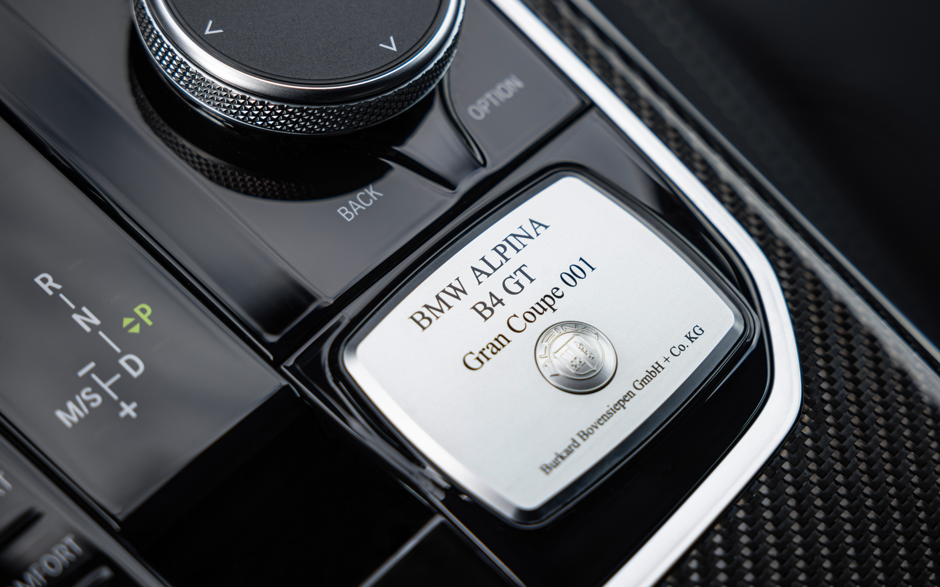 シフト部に備わるシリアルナンバー刻印プレート