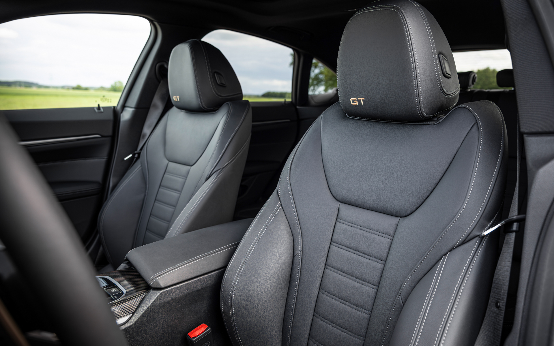 シートには「オロ・テクニコ」カラーでGTの刺繍が入る