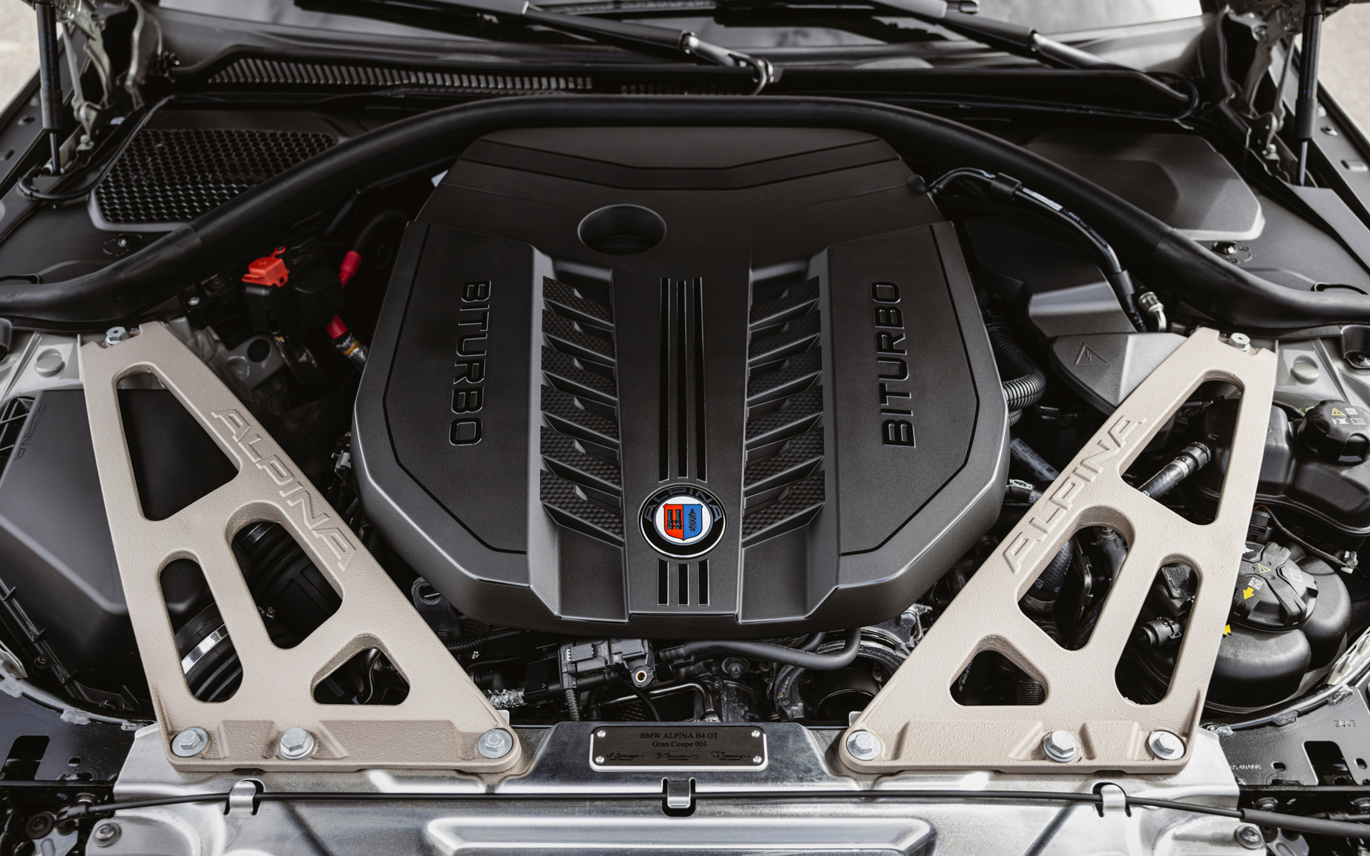 搭載する直列6気筒3.0リッターのビ・ターボ・エンジンは、最高出力389kW（529PS）/6250-6500rpm、最大トルク730Nm/2500-4500rpmを発生。ドーム・バルクヘッド・レインフォースメント・ストラットを装着してフロントまわりの剛性を高めている