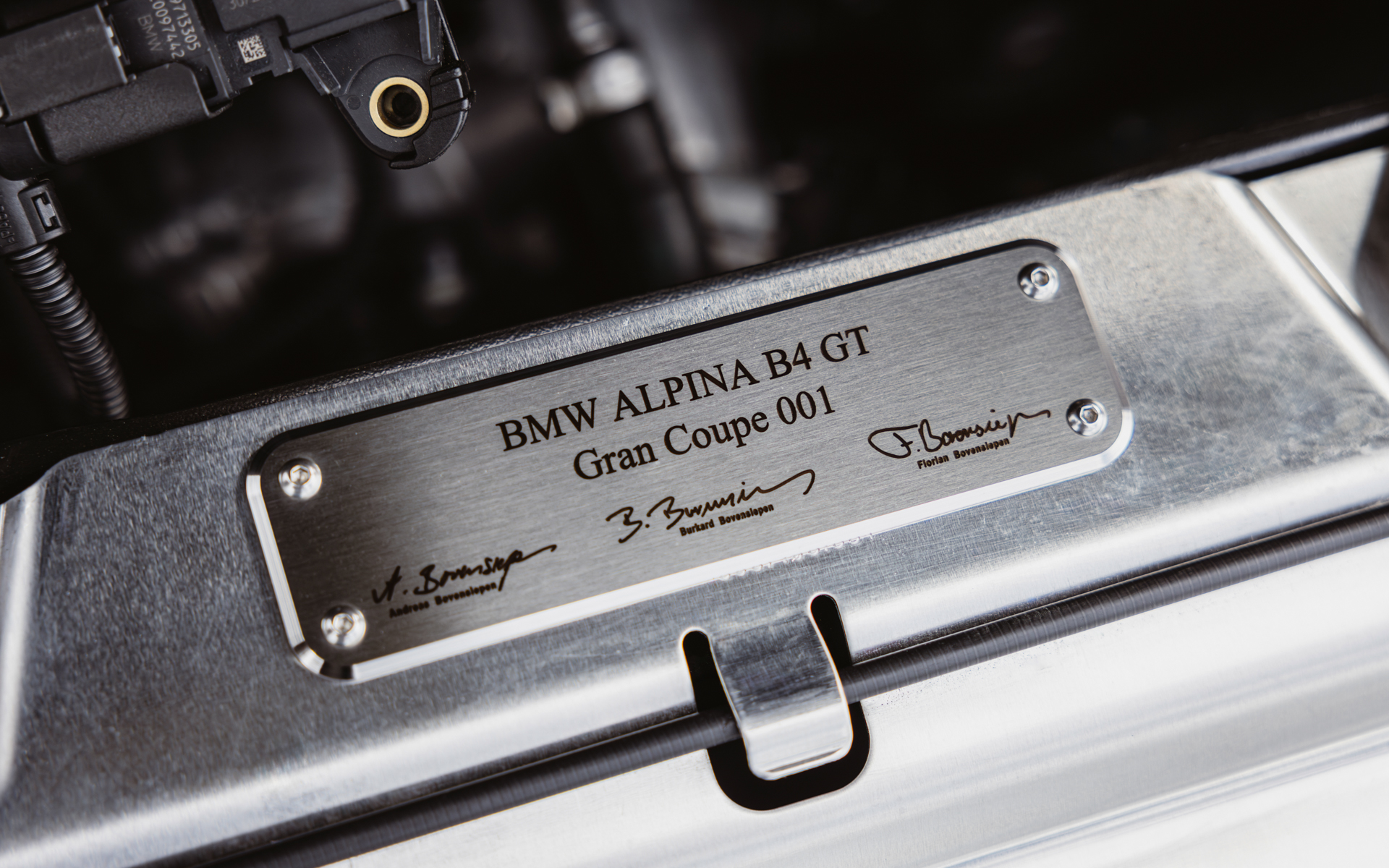 エンジンルームにもシリアルナンバーを記したプレートがあしらわれる